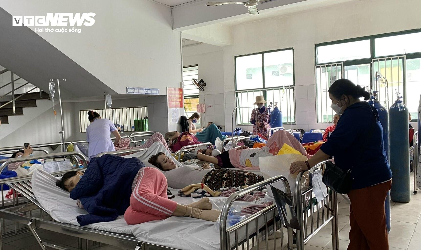 Bệnh viện Đà Nẵng quá tải, bệnh nhân phải nằm ở tiền sảnh, hành lang - 4