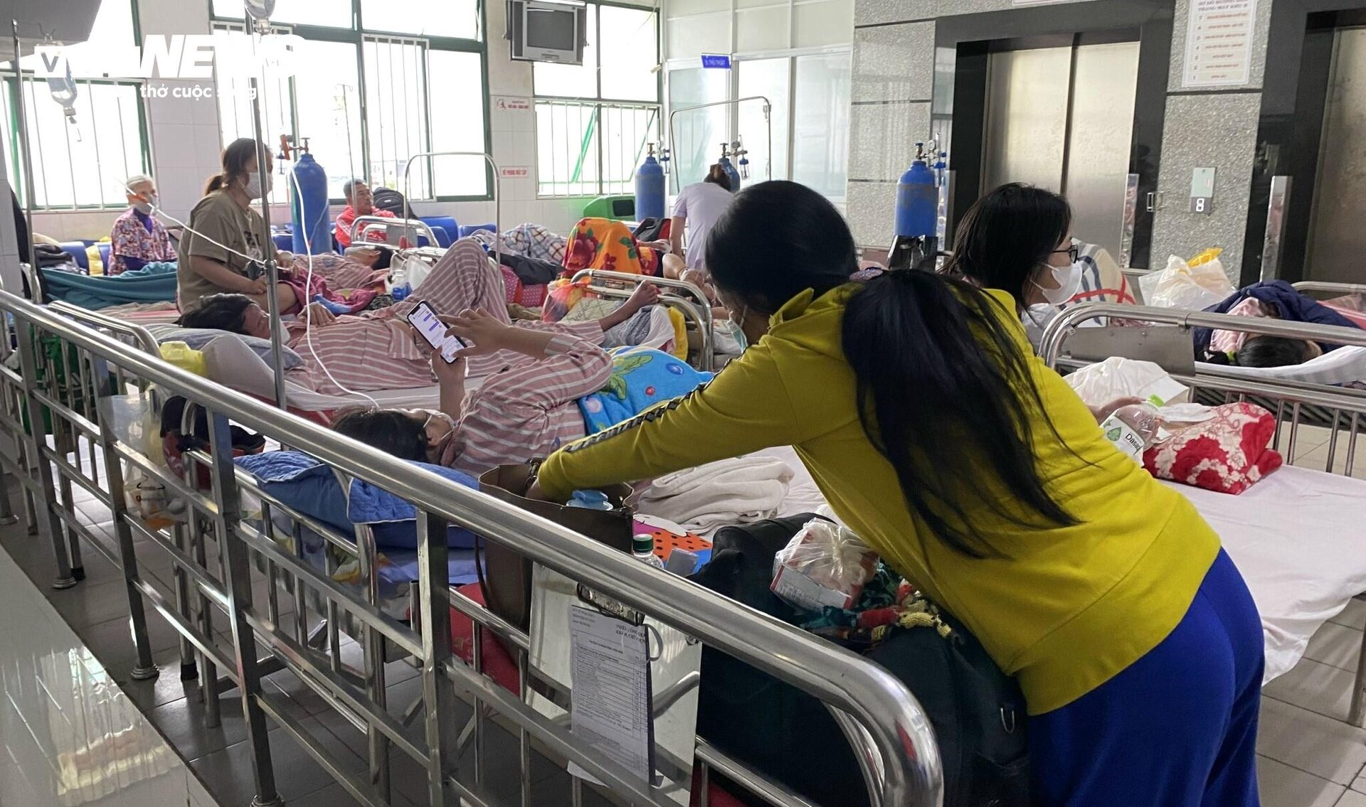 Bệnh viện Đà Nẵng quá tải, bệnh nhân phải nằm ở tiền sảnh, hành lang - 8