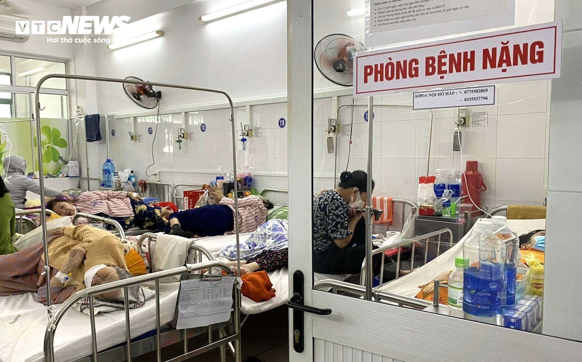 Bệnh viện Đà Nẵng quá tải, bệnh nhân phải nằm ở tiền sảnh, hành lang - 2
