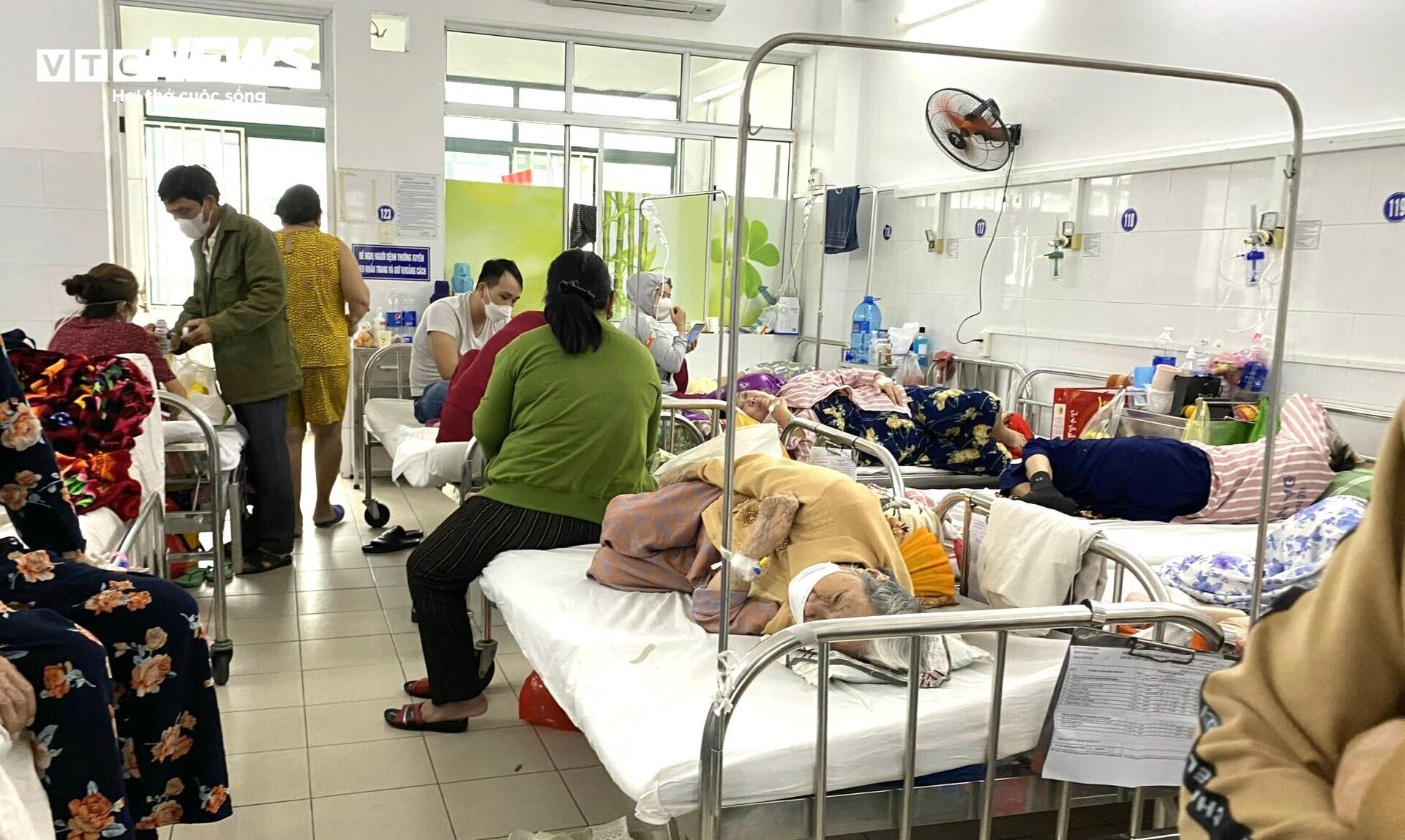 Bệnh viện Đà Nẵng quá tải, bệnh nhân phải nằm ở tiền sảnh, hành lang - 3