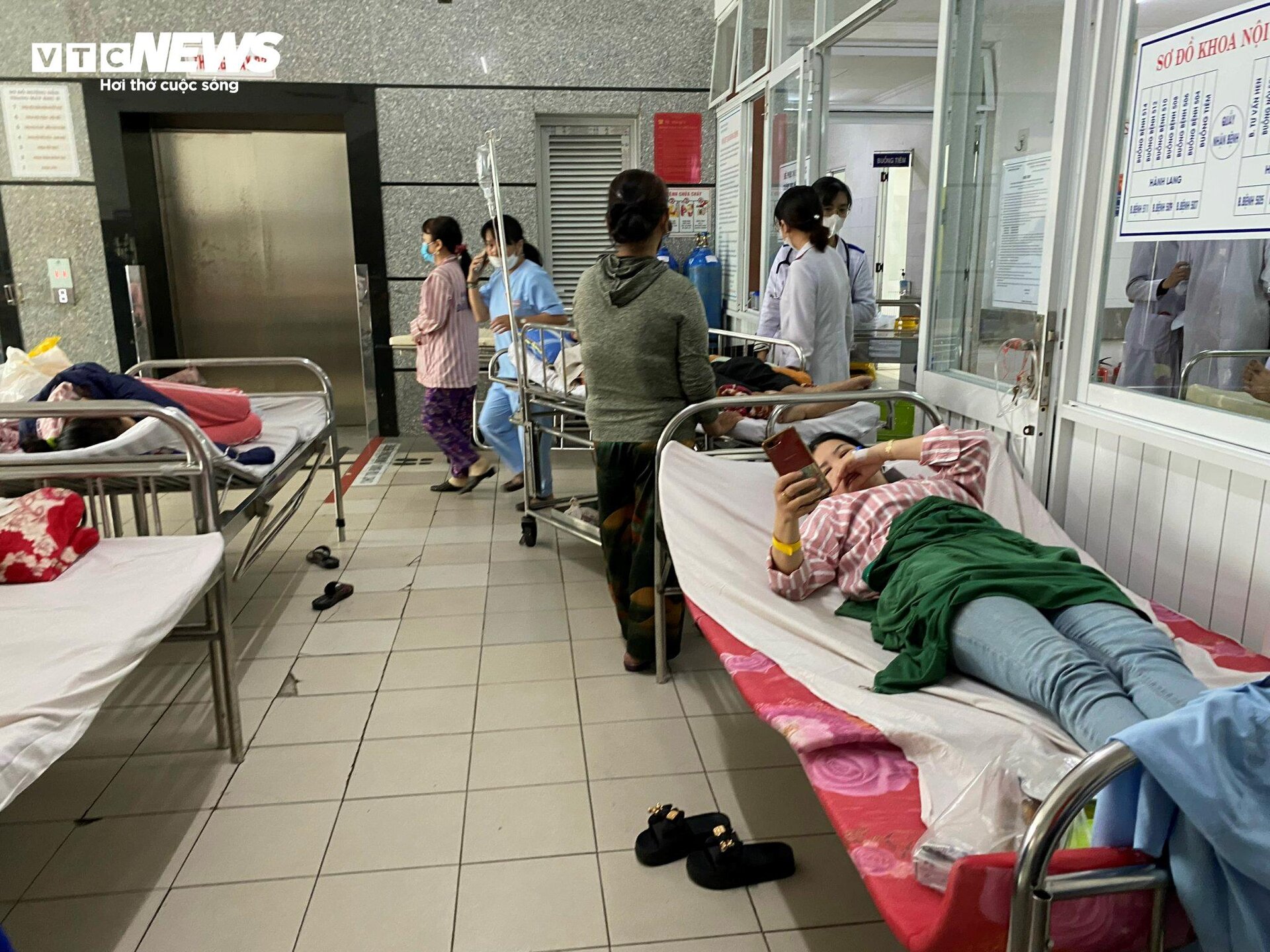 Bệnh viện Đà Nẵng quá tải, bệnh nhân phải nằm ở tiền sảnh, hành lang - 7