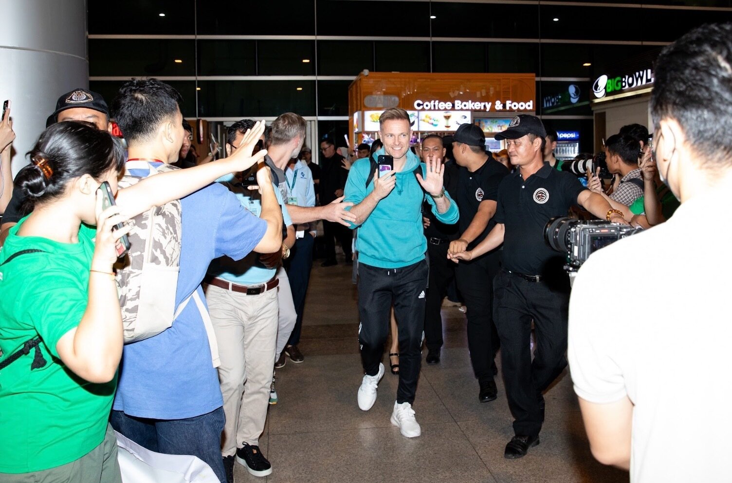 Nhóm Westlife thân thiện vẫy tay chào fan khi đến Việt Nam - 3
