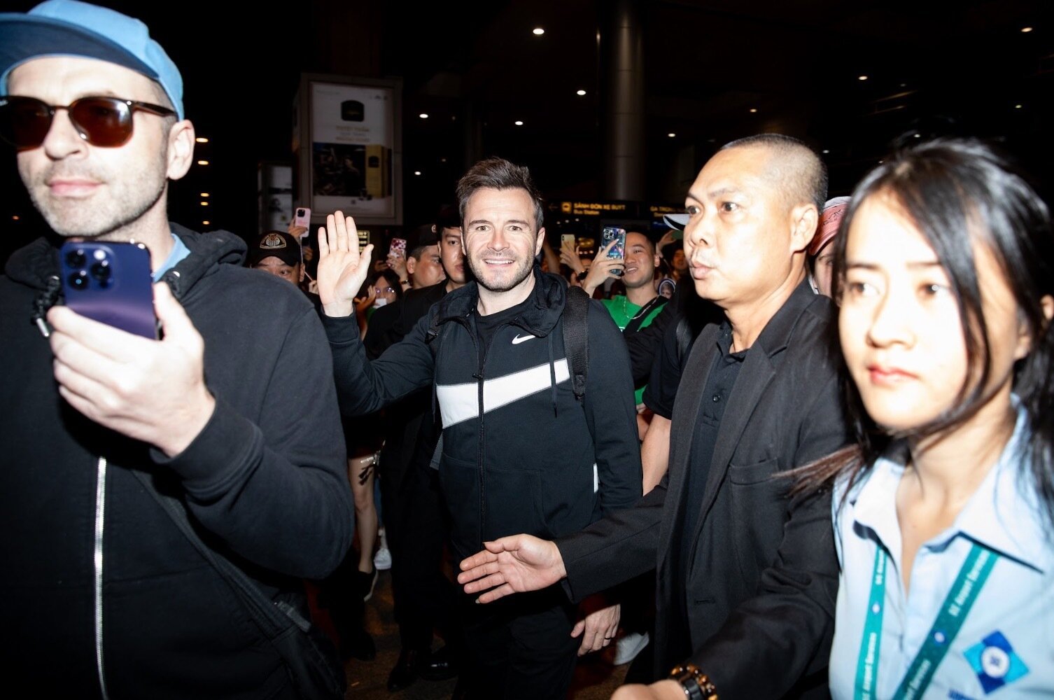 Nhóm Westlife thân thiện vẫy tay chào fan khi đến Việt Nam - 6