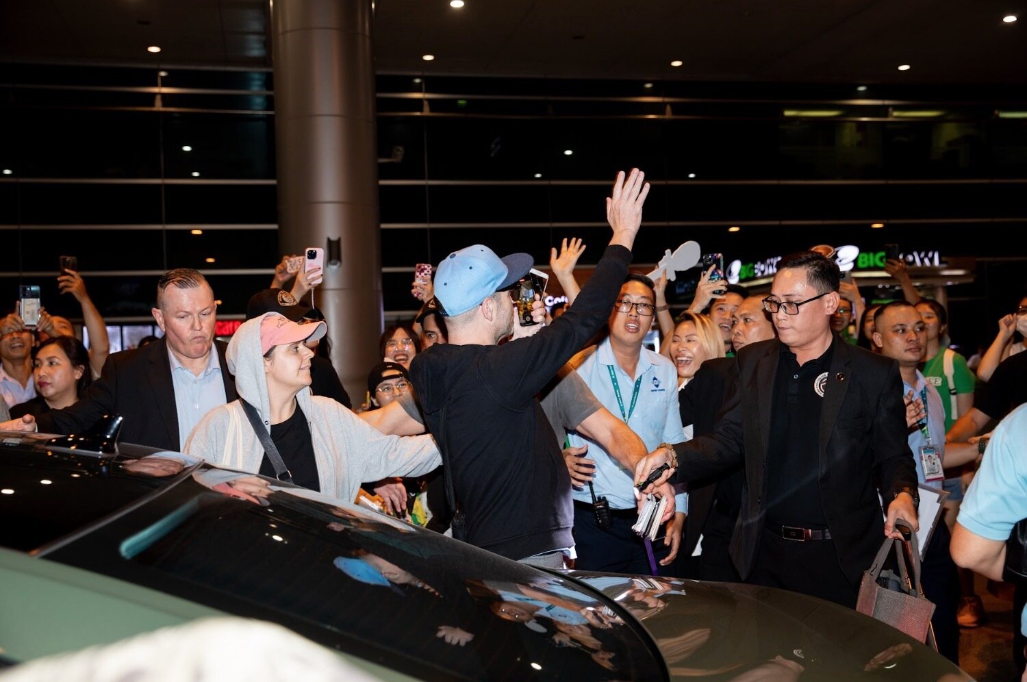 Nhóm Westlife thân thiện vẫy tay chào fan khi đến Việt Nam - 7