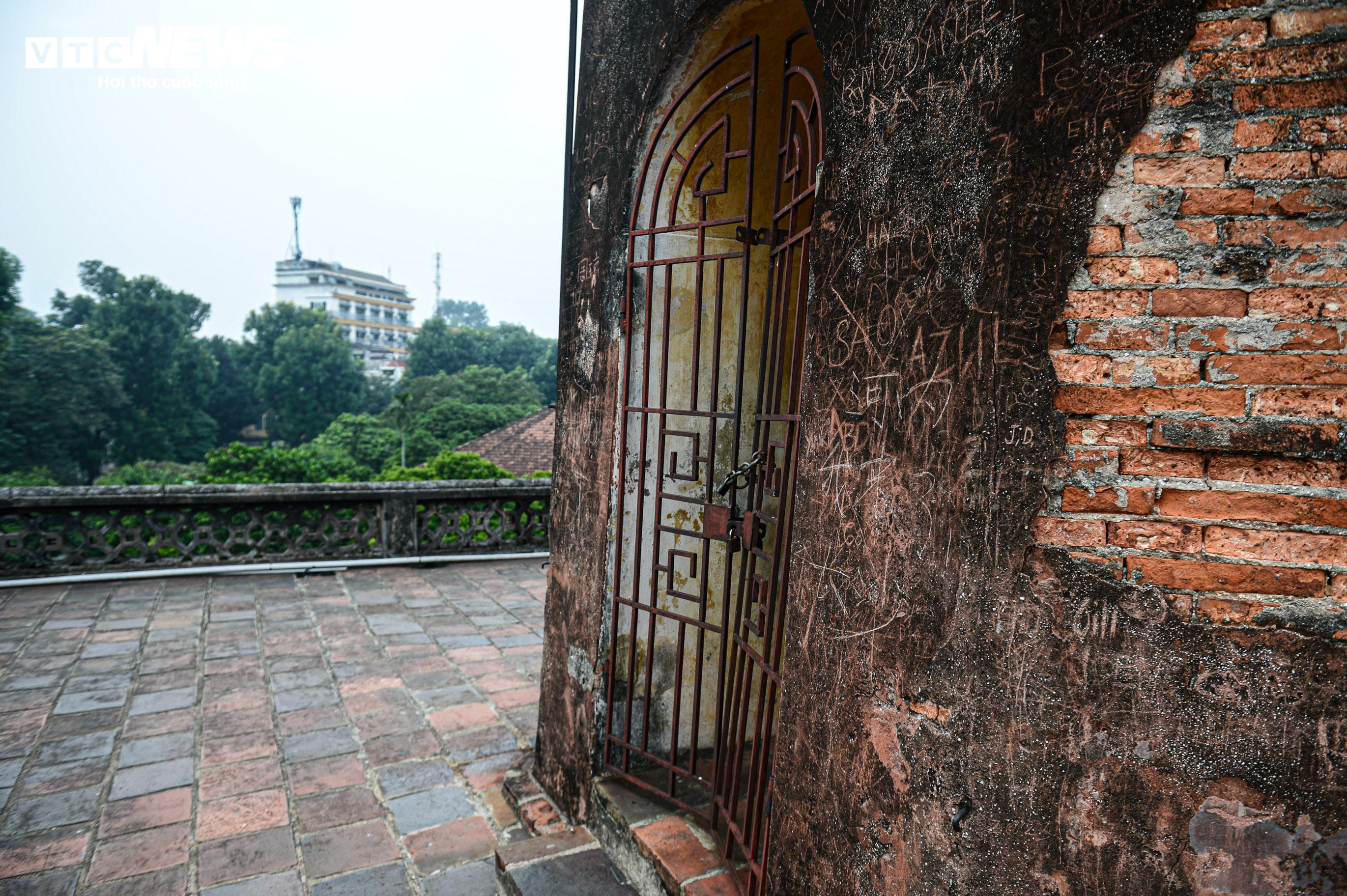 Hình ảnh không đẹp mắt ở di tích lịch sử văn hoá Cột cờ Hà Nội - 9