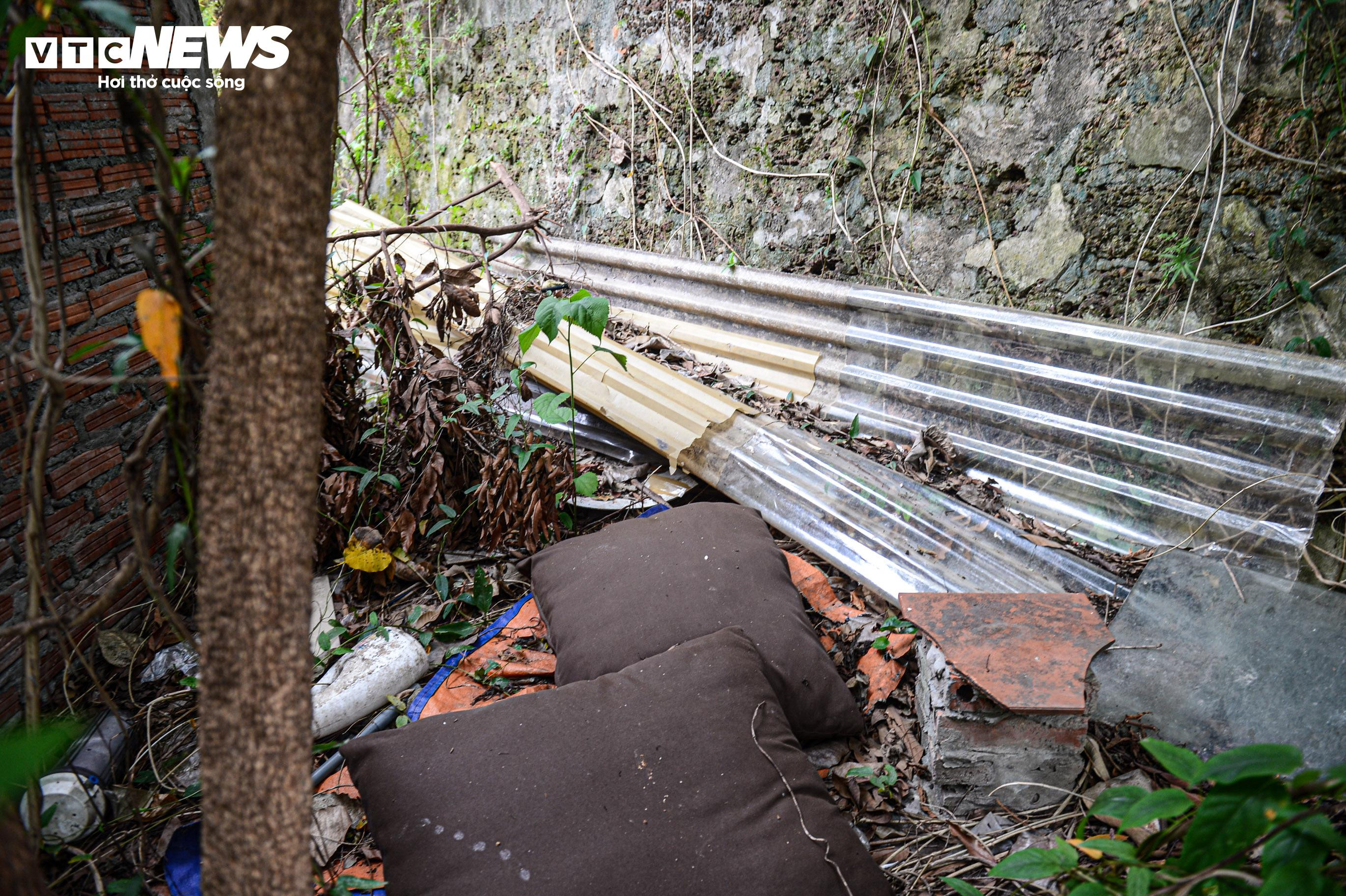 Hình ảnh không đẹp mắt ở di tích lịch sử văn hoá Cột cờ Hà Nội - 8