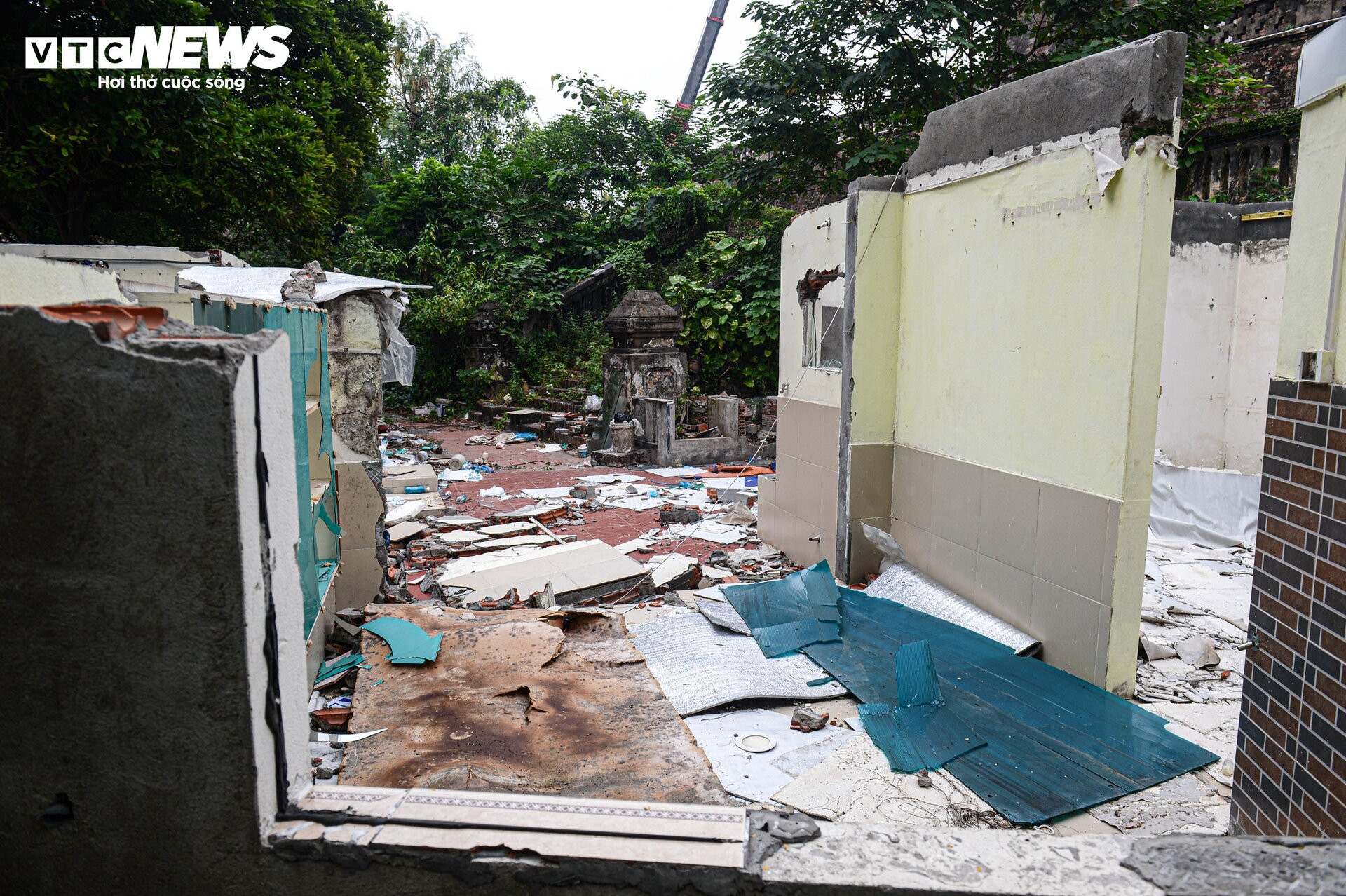 Hình ảnh không đẹp mắt ở di tích lịch sử văn hoá Cột cờ Hà Nội - 5