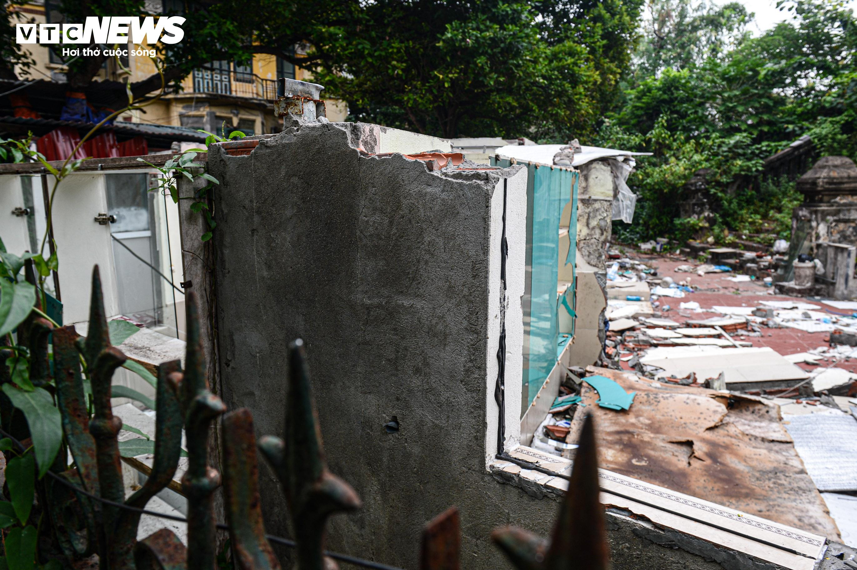 Hình ảnh không đẹp mắt ở di tích lịch sử văn hoá Cột cờ Hà Nội - 6