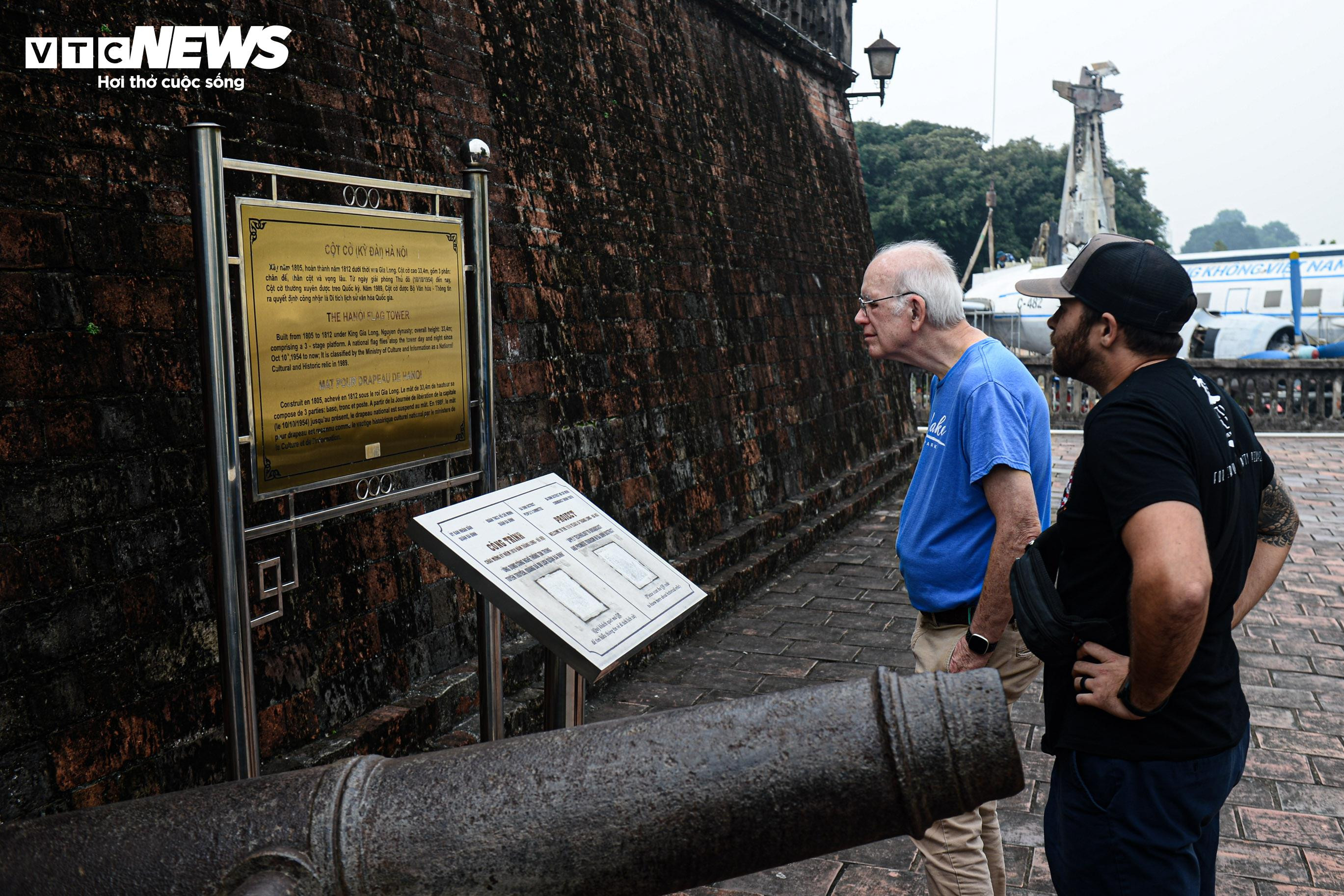 Hình ảnh không đẹp mắt ở di tích lịch sử văn hoá Cột cờ Hà Nội - 13