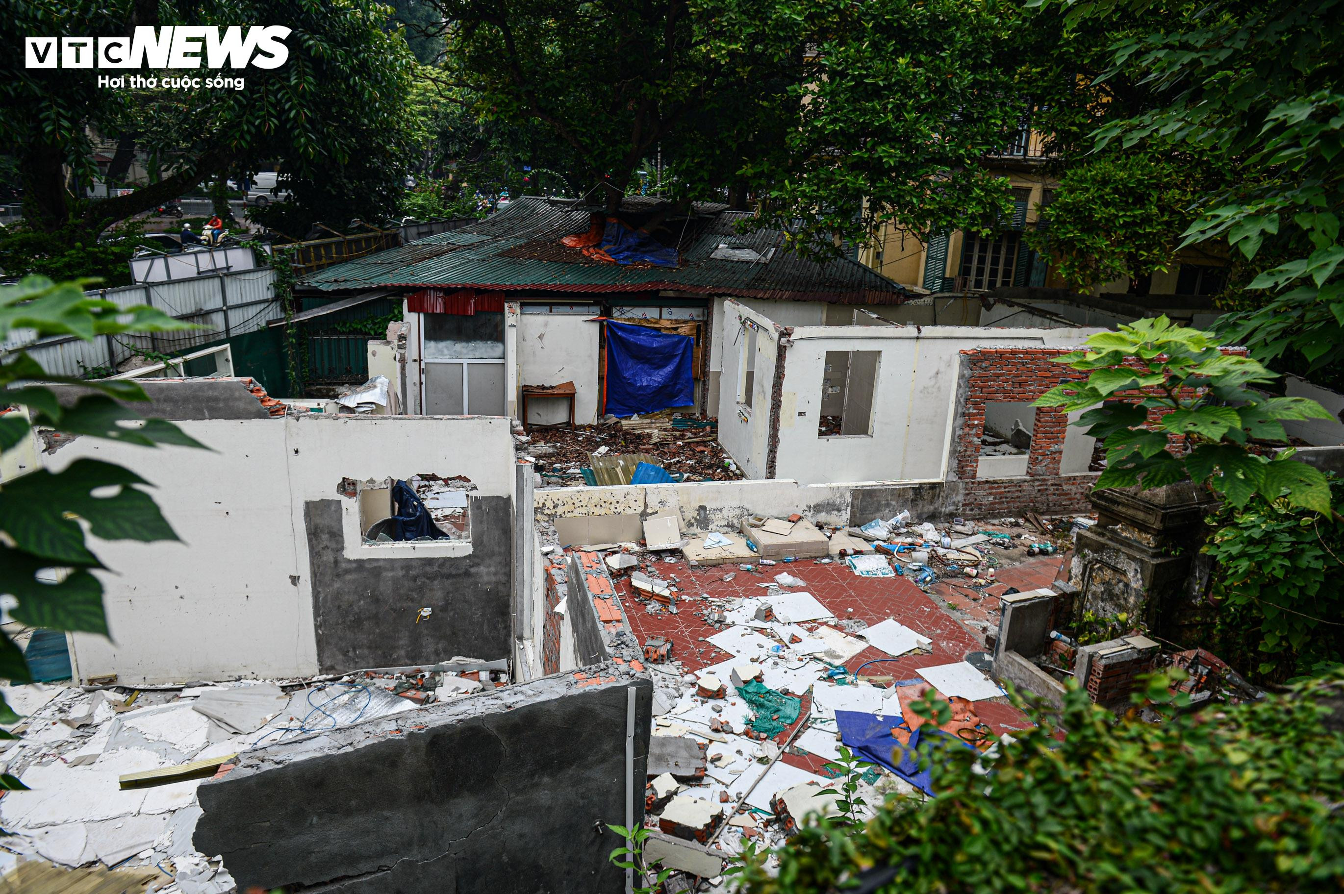 Hình ảnh không đẹp mắt ở di tích lịch sử văn hoá Cột cờ Hà Nội - 2