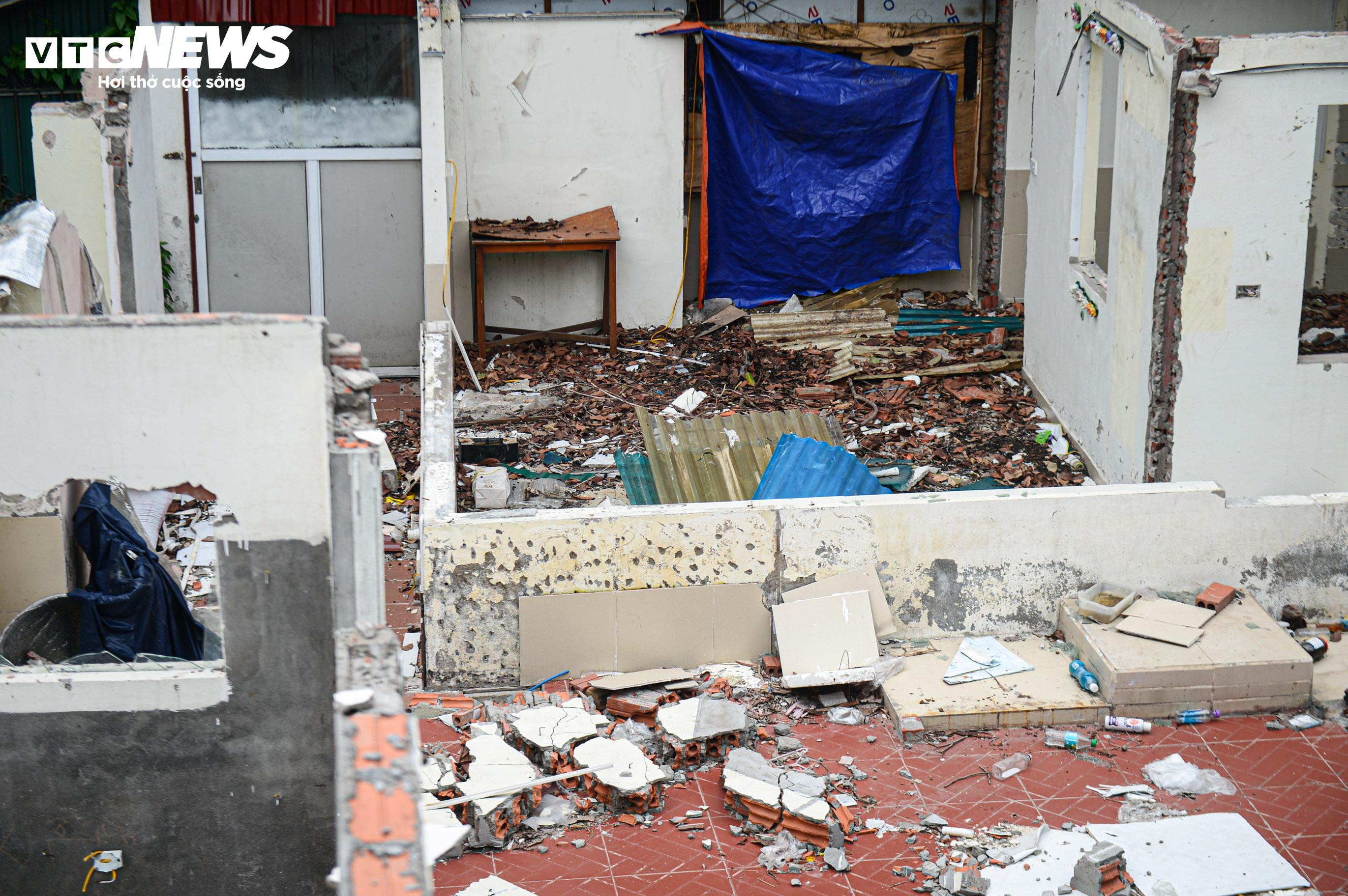 Hình ảnh không đẹp mắt ở di tích lịch sử văn hoá Cột cờ Hà Nội - 4