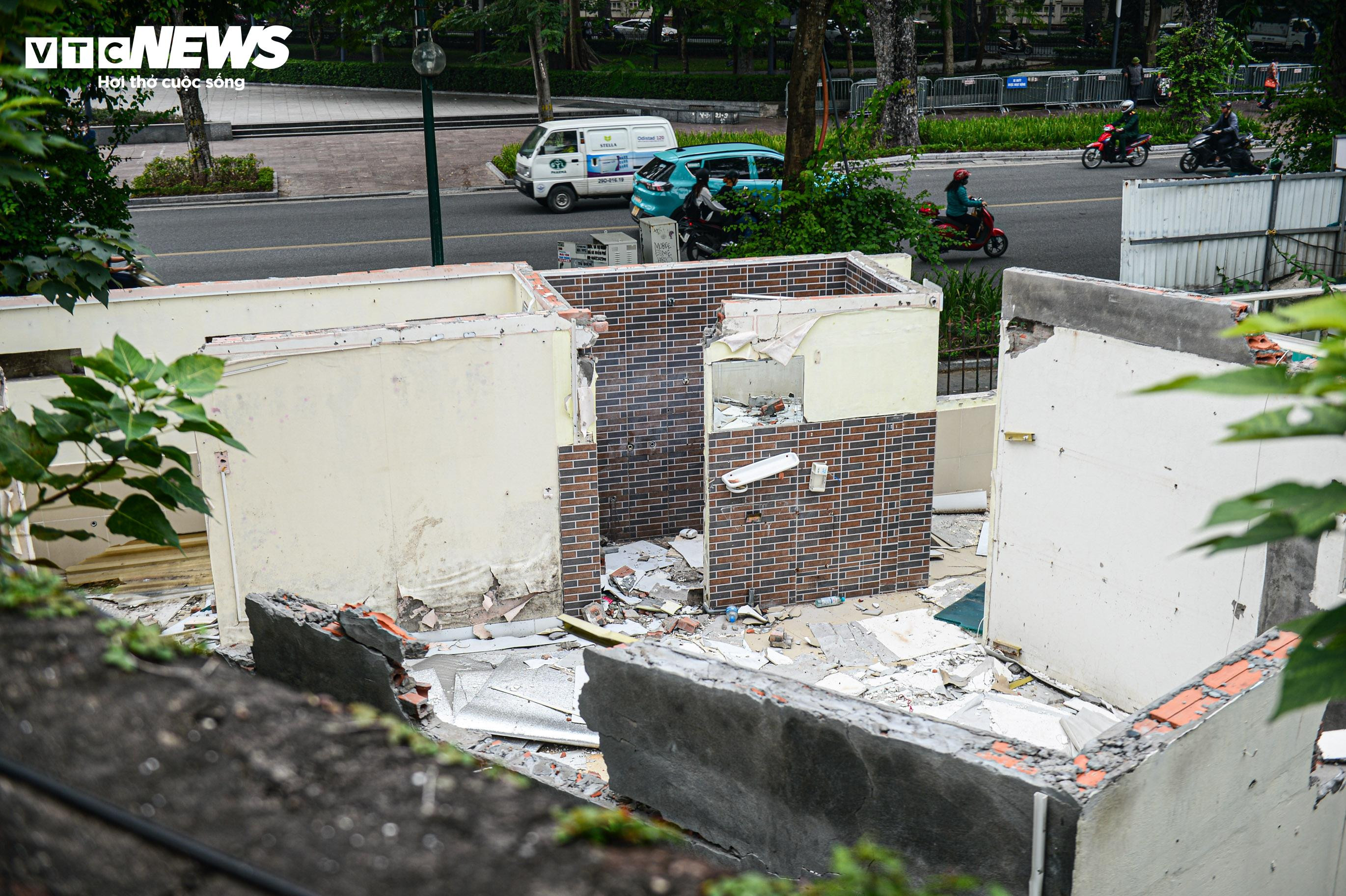 Hình ảnh không đẹp mắt ở di tích lịch sử văn hoá Cột cờ Hà Nội - 3