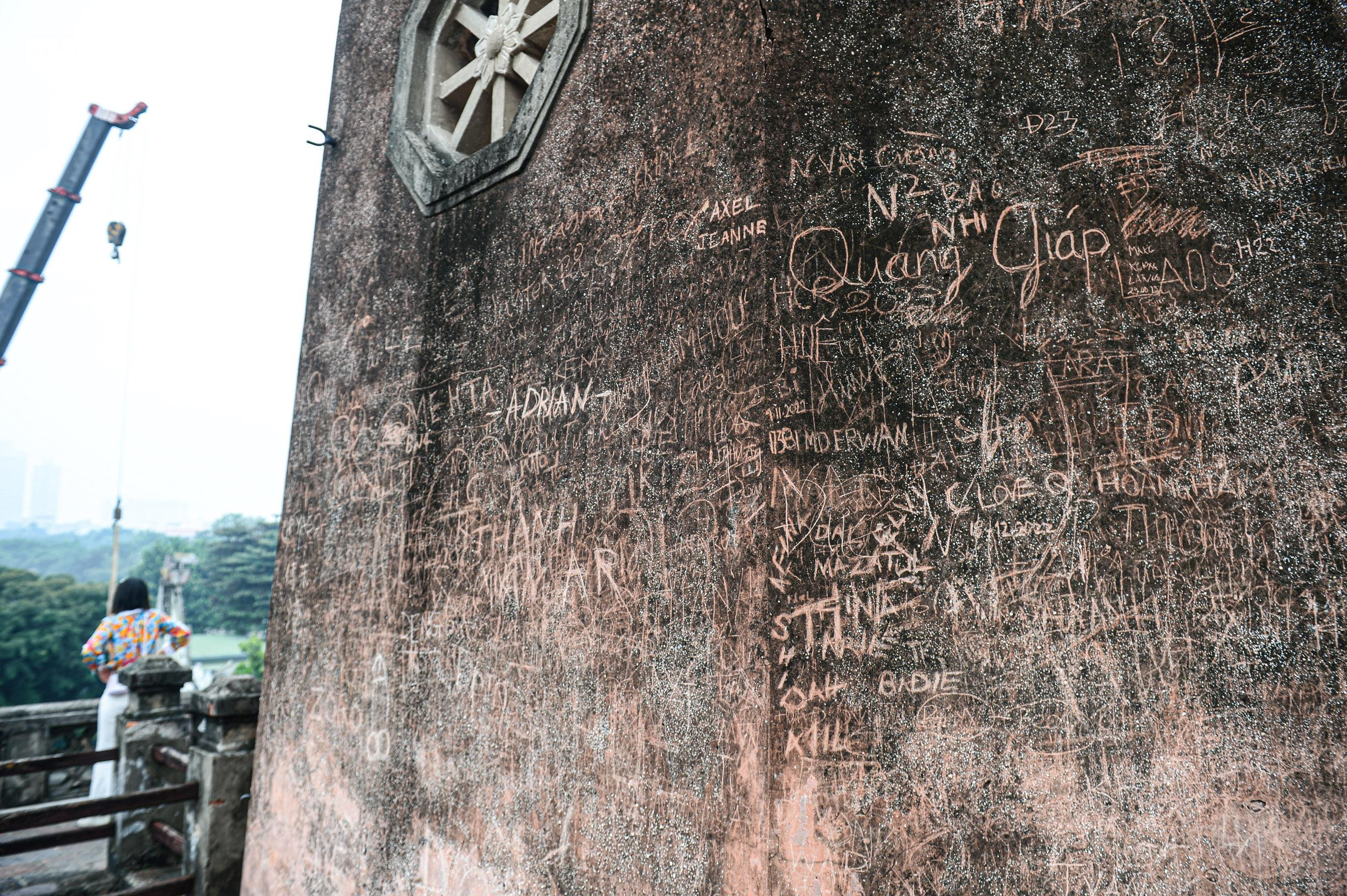 Hình ảnh không đẹp mắt ở di tích lịch sử văn hoá Cột cờ Hà Nội - 10