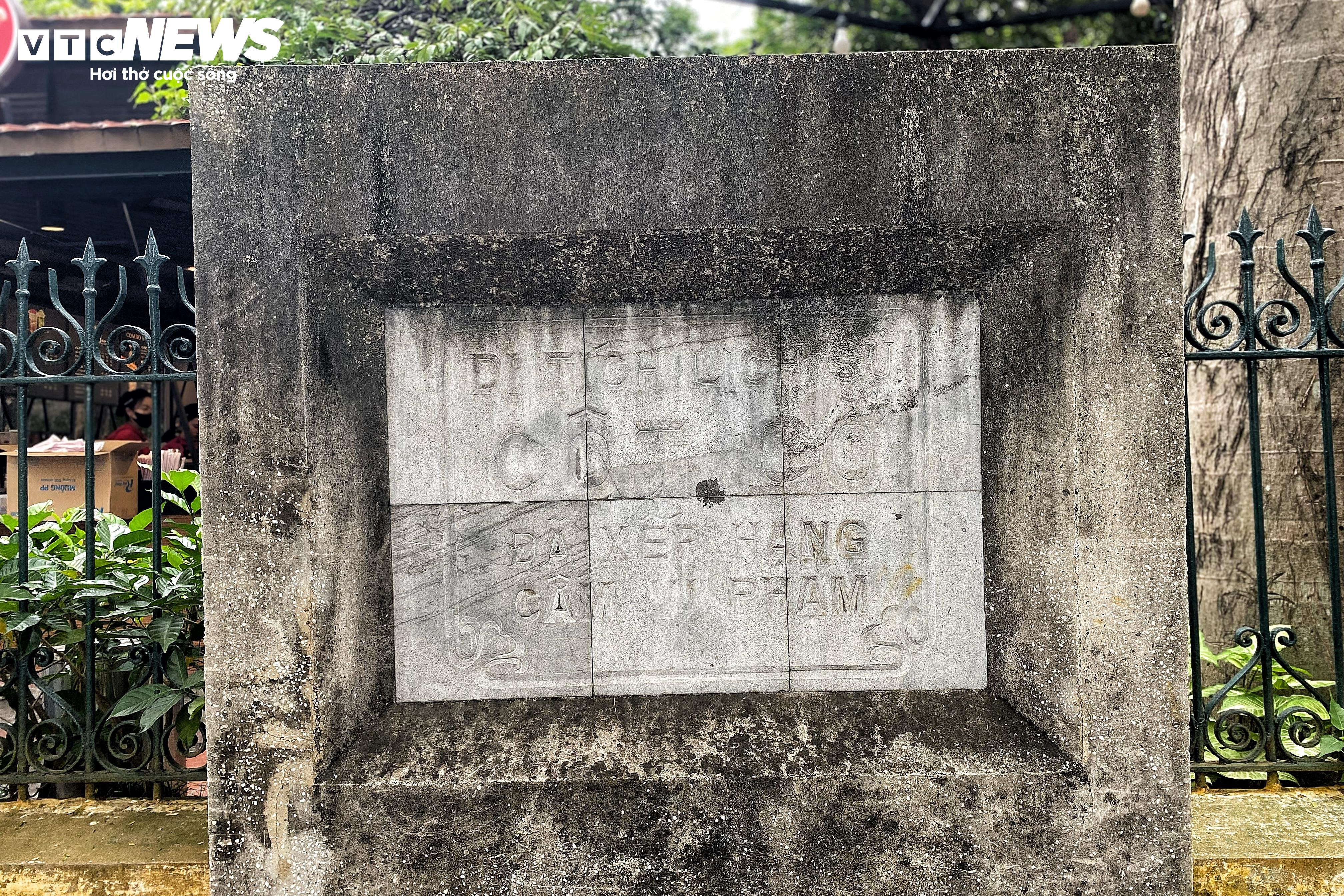 Hình ảnh không đẹp mắt ở di tích lịch sử văn hoá Cột cờ Hà Nội - 12