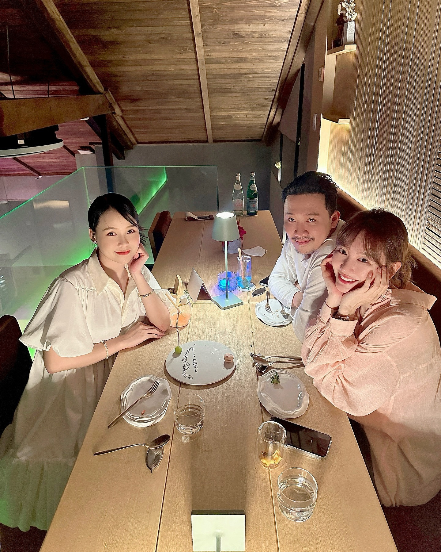 Sao Việt 24/11: Thanh Hằng 'dính như sam' bên chồng, Mỹ Tâm tất bật cho liveshow - 9