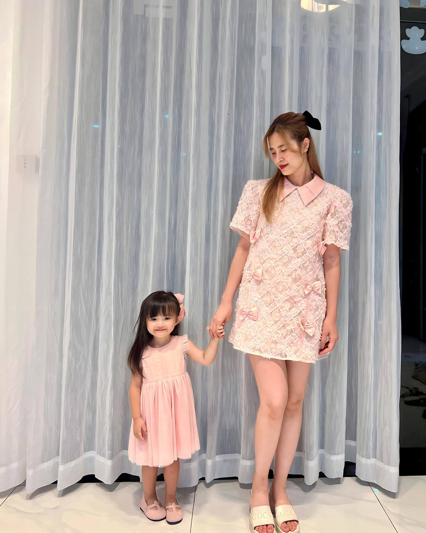 Sao Việt 24/11: Thanh Hằng 'dính như sam' bên chồng, Mỹ Tâm tất bật cho liveshow - 11