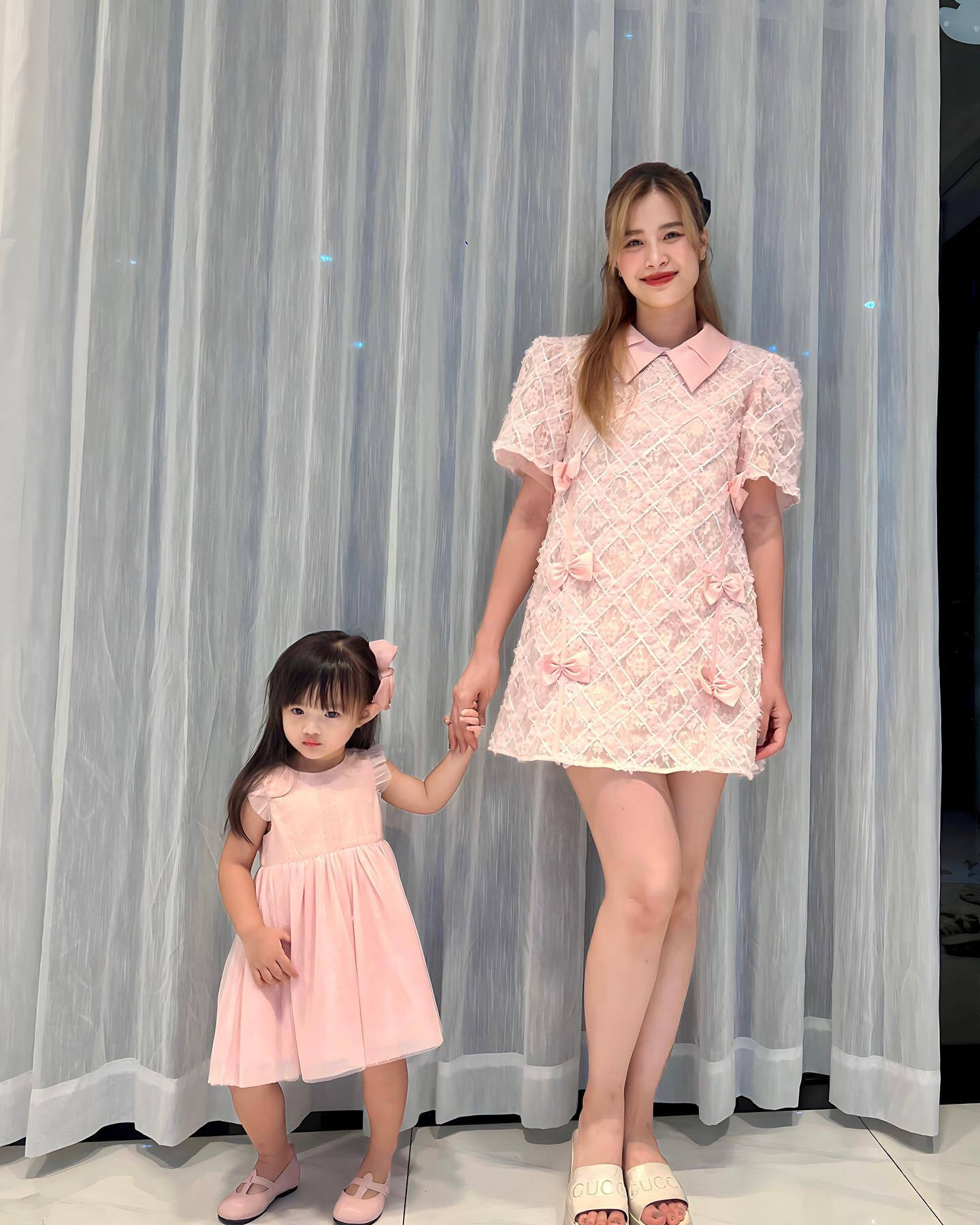 Sao Việt 24/11: Thanh Hằng 'dính như sam' bên chồng, Mỹ Tâm tất bật cho liveshow - 10