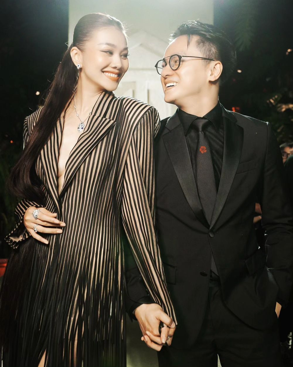 Sao Việt 24/11: Thanh Hằng 'dính như sam' bên chồng, Mỹ Tâm tất bật cho liveshow - 1