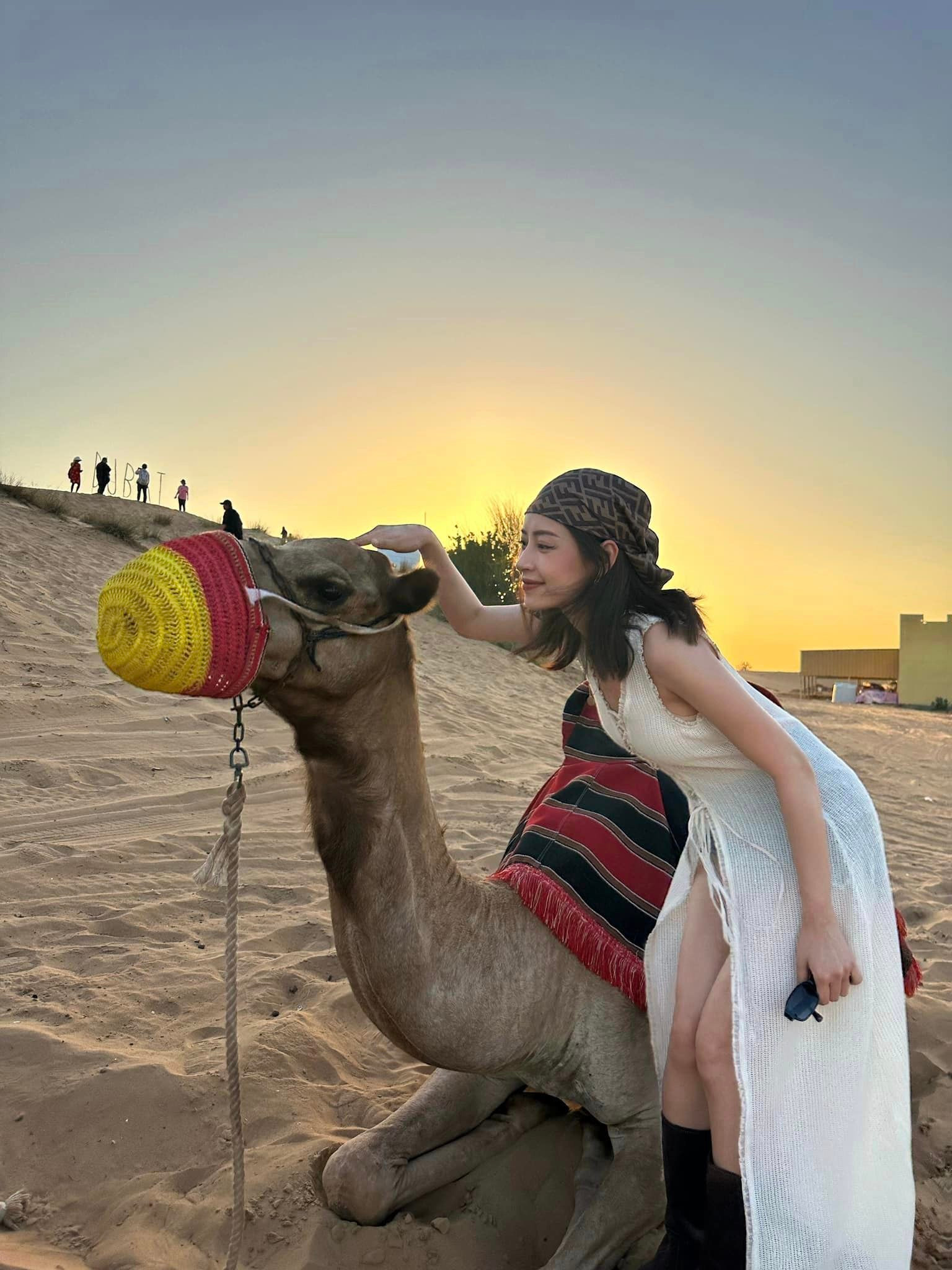 Sao Việt 25/11: Hồ Ngọc Hà đẹp giản dị bên mẹ, vợ chồng Tuấn Hưng đón tin vui - 8