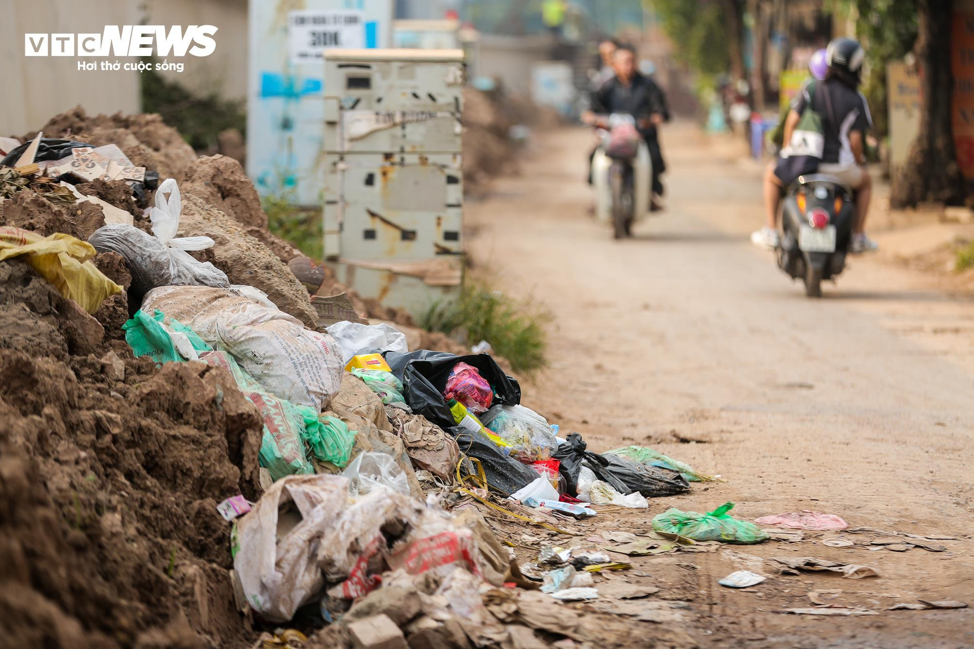 Hà Nội: Dự án mở đường mãi chưa xong, dân khốn khổ với cảnh bụi bẩn, lầy lội - 14
