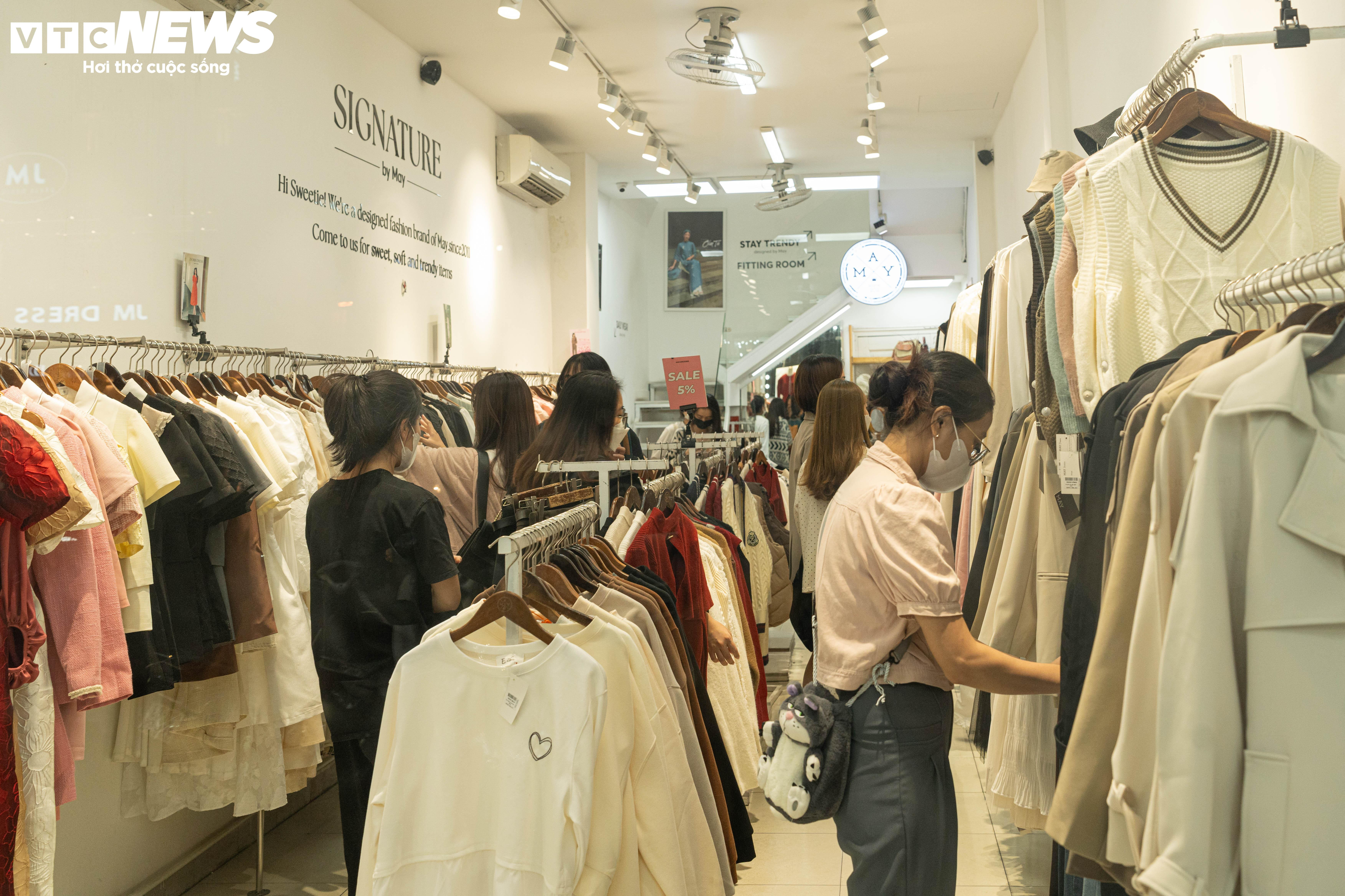 Sợ cảnh chen lấn, xếp hàng, nhiều người săn sale Black Friday giữa đêm - 8