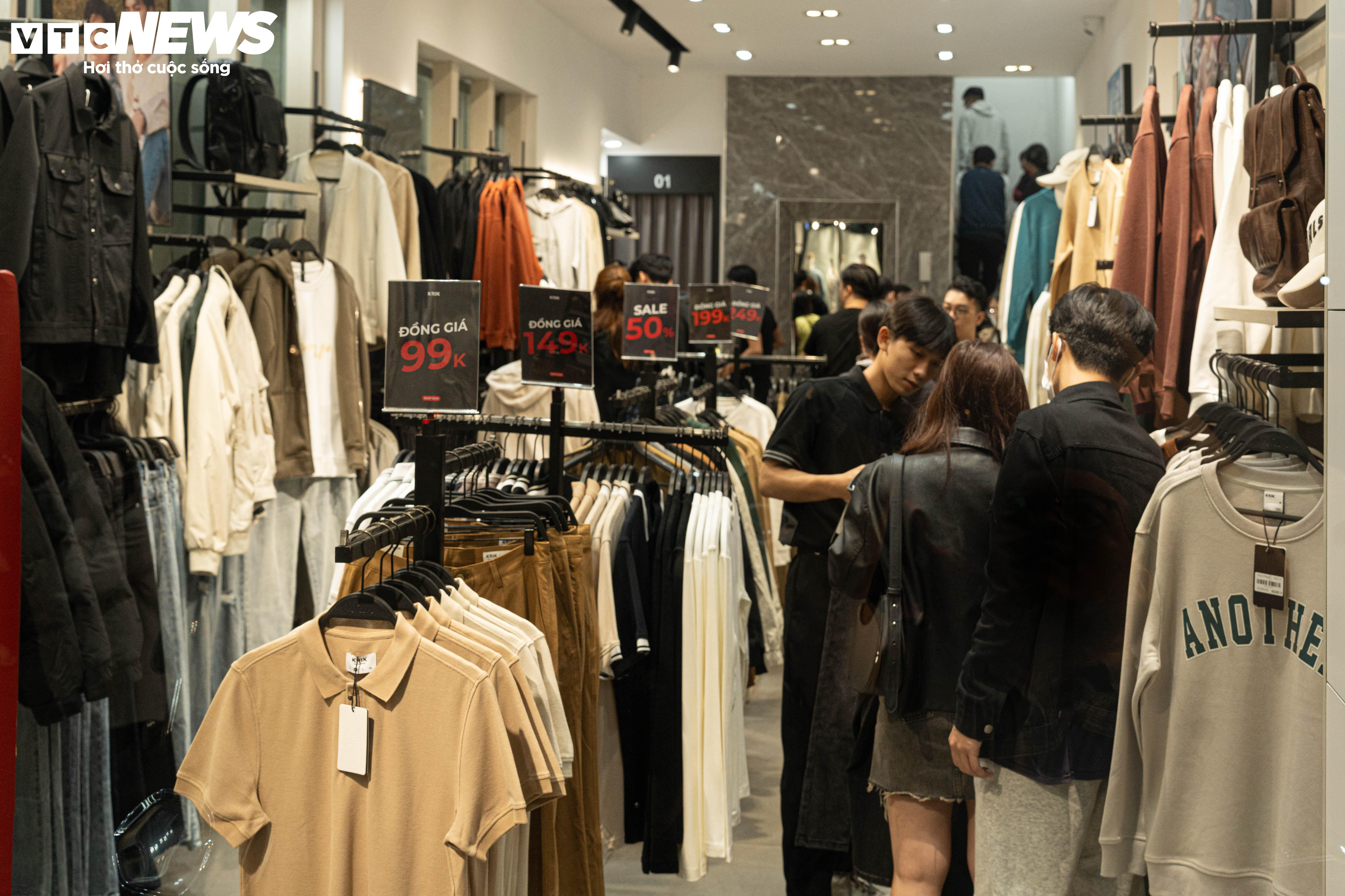 Sợ cảnh chen lấn, xếp hàng, nhiều người săn sale Black Friday giữa đêm - 9