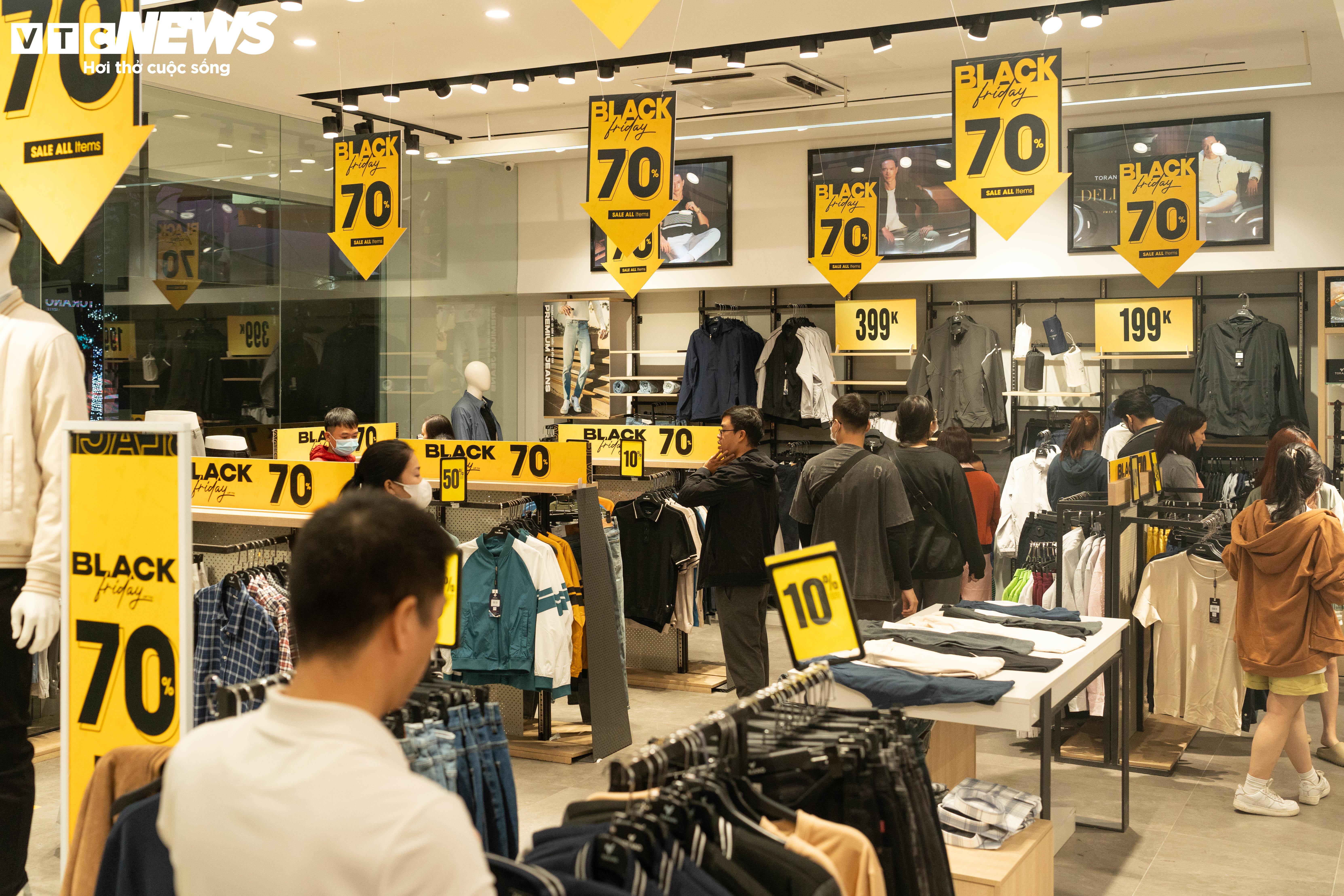 Sợ cảnh chen lấn, xếp hàng, nhiều người săn sale Black Friday giữa đêm - 15