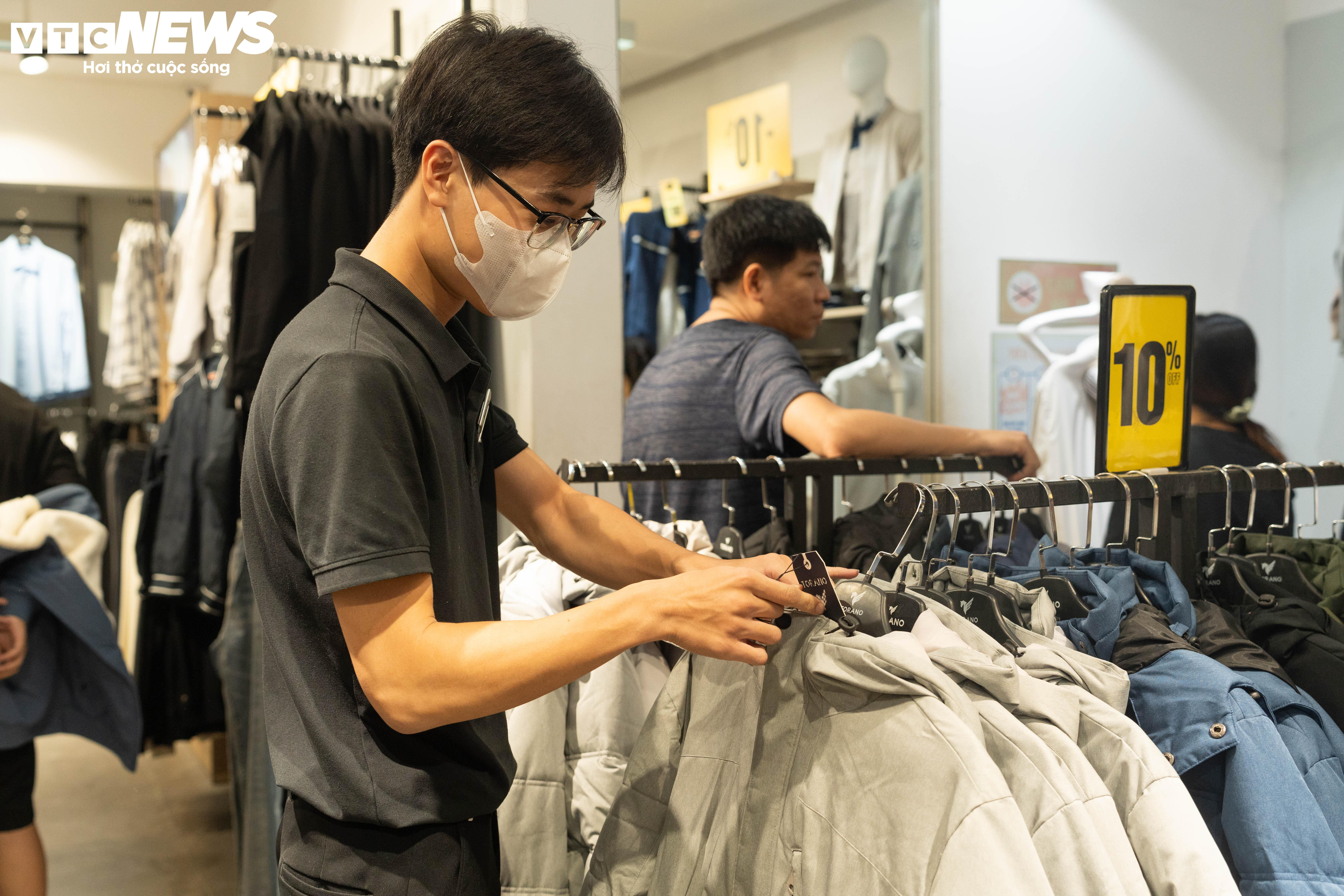 Sợ cảnh chen lấn, xếp hàng, nhiều người săn sale Black Friday giữa đêm - 14