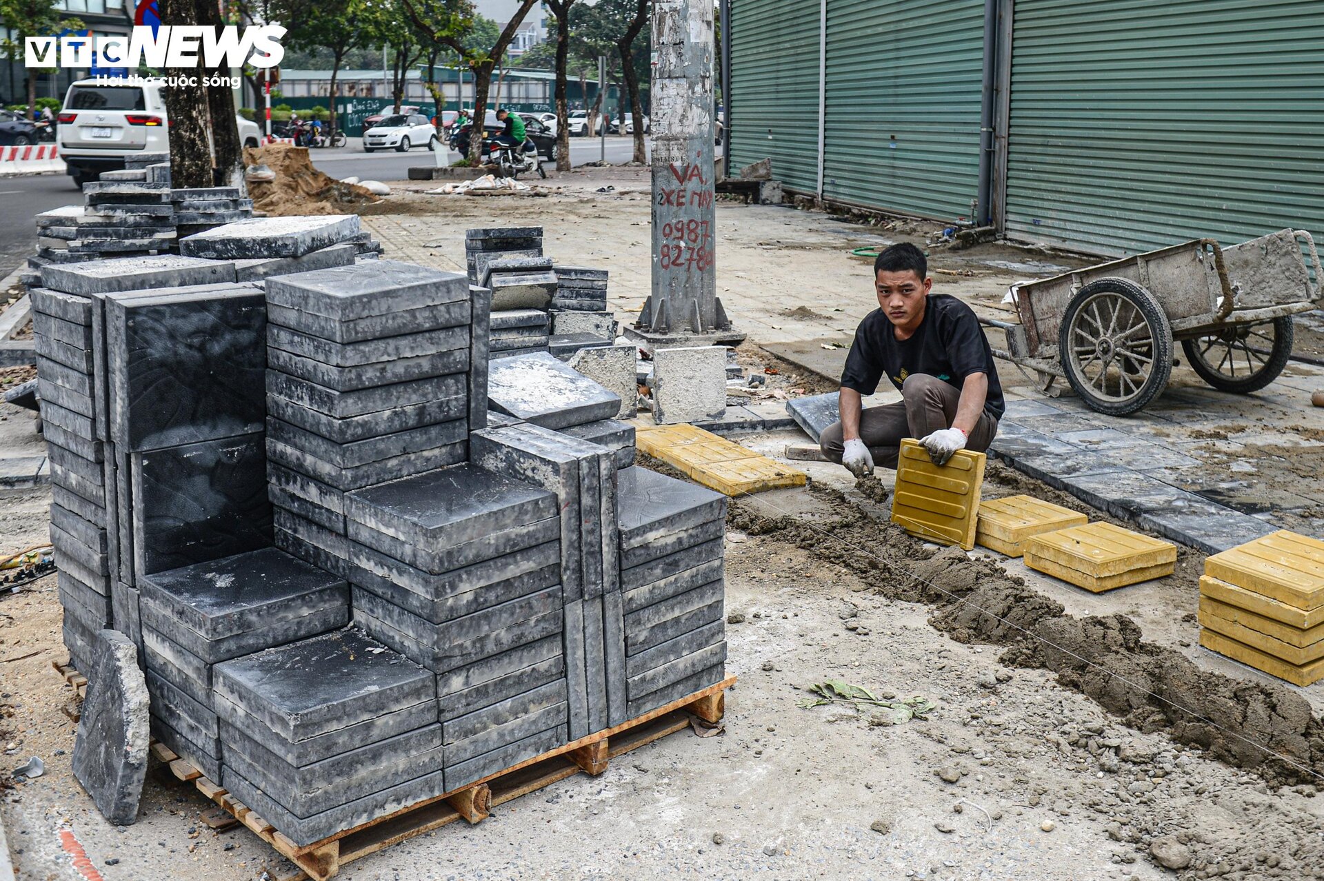 Dân Hà Nội ngán ngẩm cảnh vỉa hè bị xới tung, nhiều tuyến phố ngổn ngang bụi bặm - 14