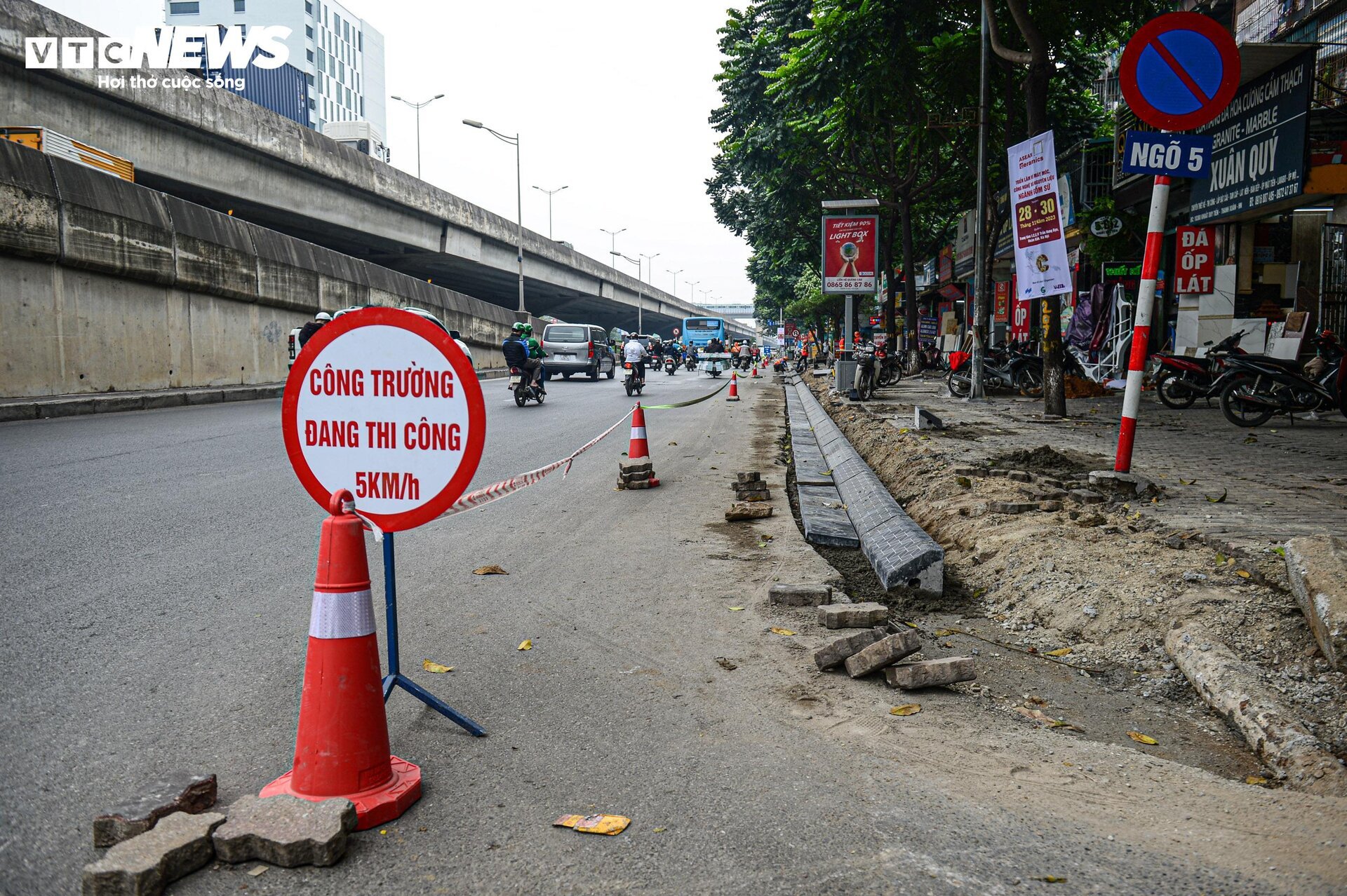 Dân Hà Nội ngán ngẩm cảnh vỉa hè bị xới tung, nhiều tuyến phố ngổn ngang bụi bặm - 1