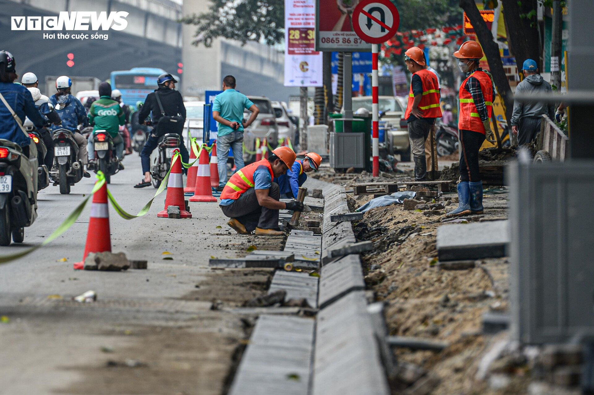 Dân Hà Nội ngán ngẩm cảnh vỉa hè bị xới tung, nhiều tuyến phố ngổn ngang bụi bặm - 2