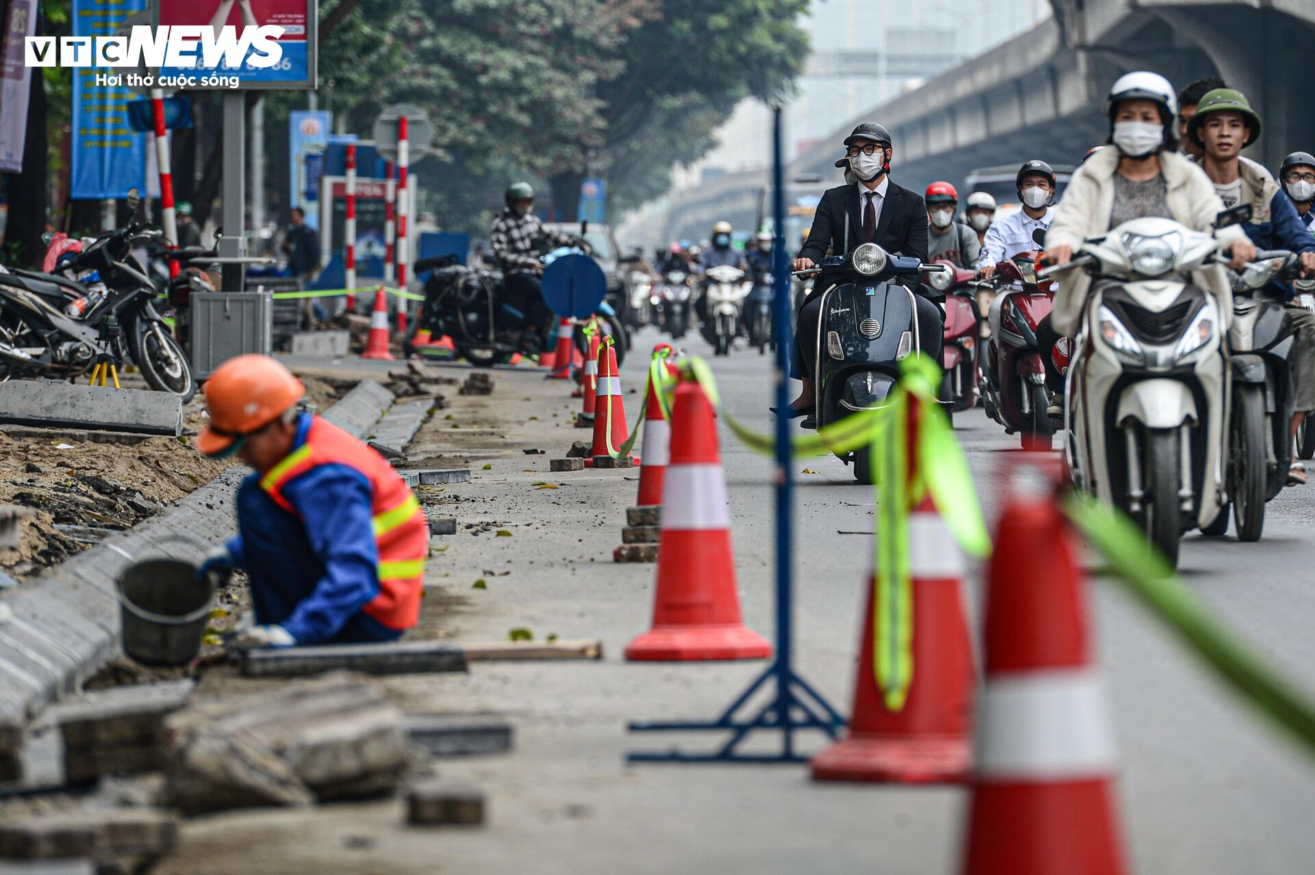 Dân Hà Nội ngán ngẩm cảnh vỉa hè bị xới tung, nhiều tuyến phố ngổn ngang bụi bặm - 4