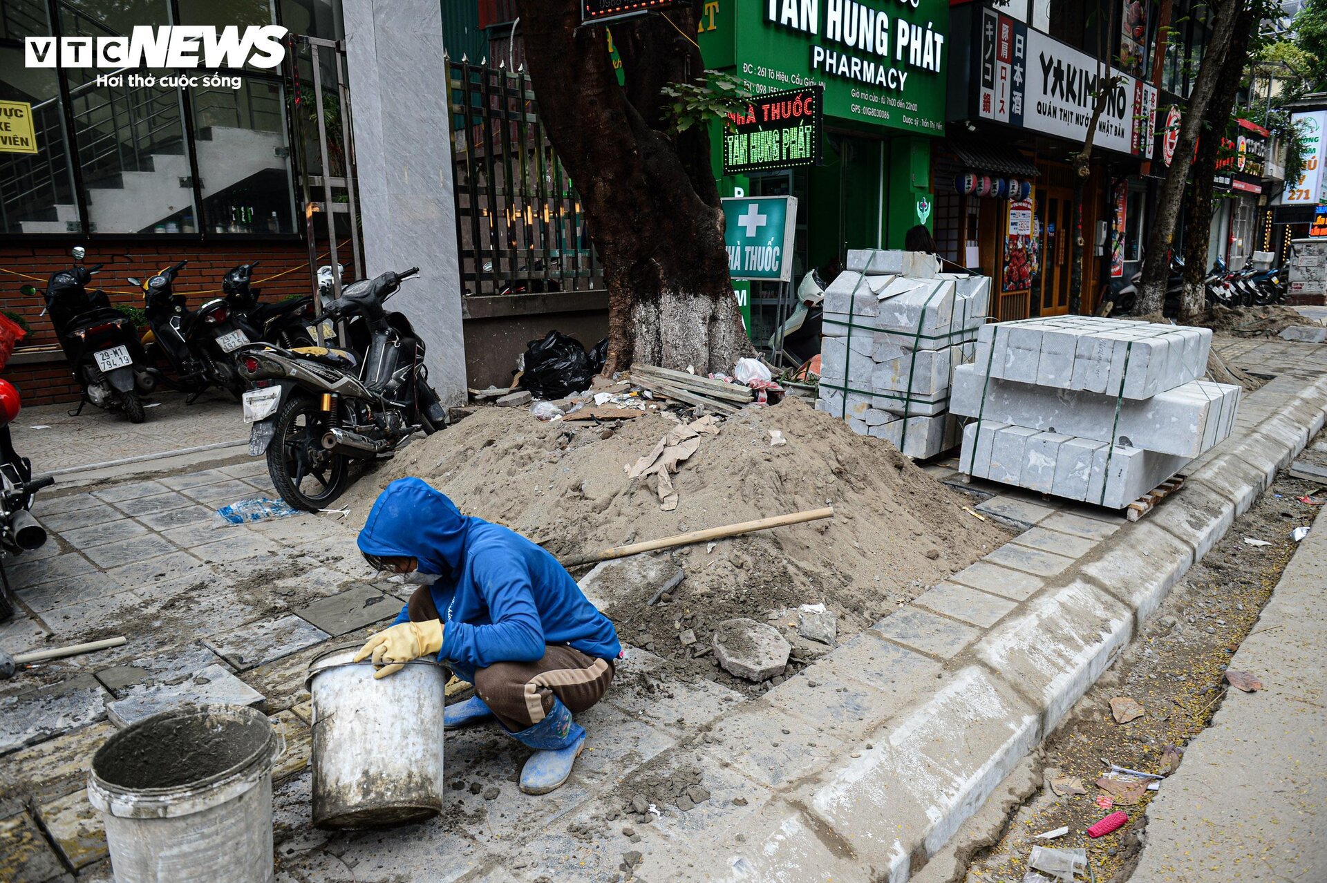 Dân Hà Nội ngán ngẩm cảnh vỉa hè bị xới tung, nhiều tuyến phố ngổn ngang bụi bặm - 11