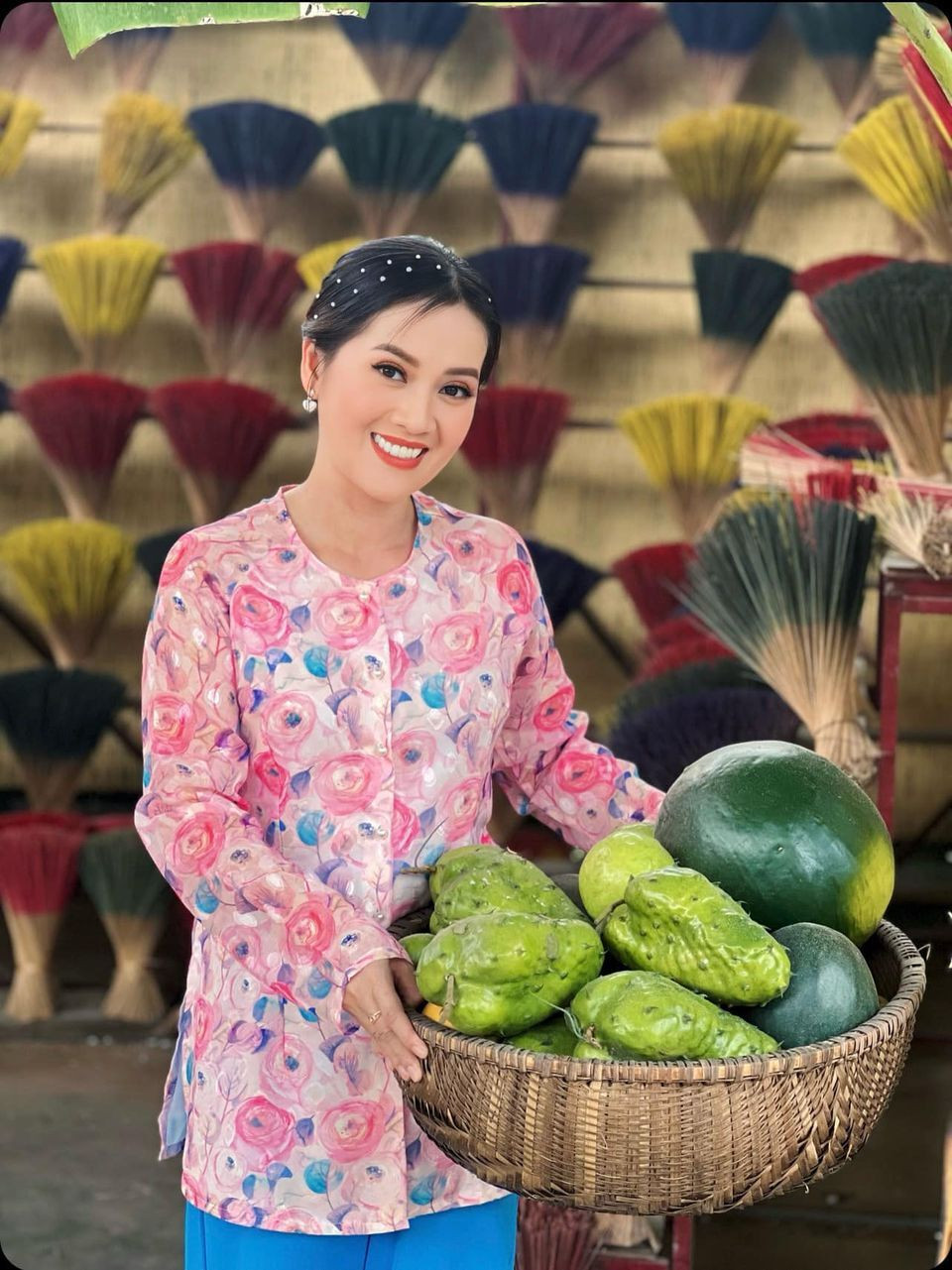 Sao Việt 26/11: Con gái Vũ Linh đẹp rạng rỡ, Khánh Thi hạnh phúc bên 3 con - 1