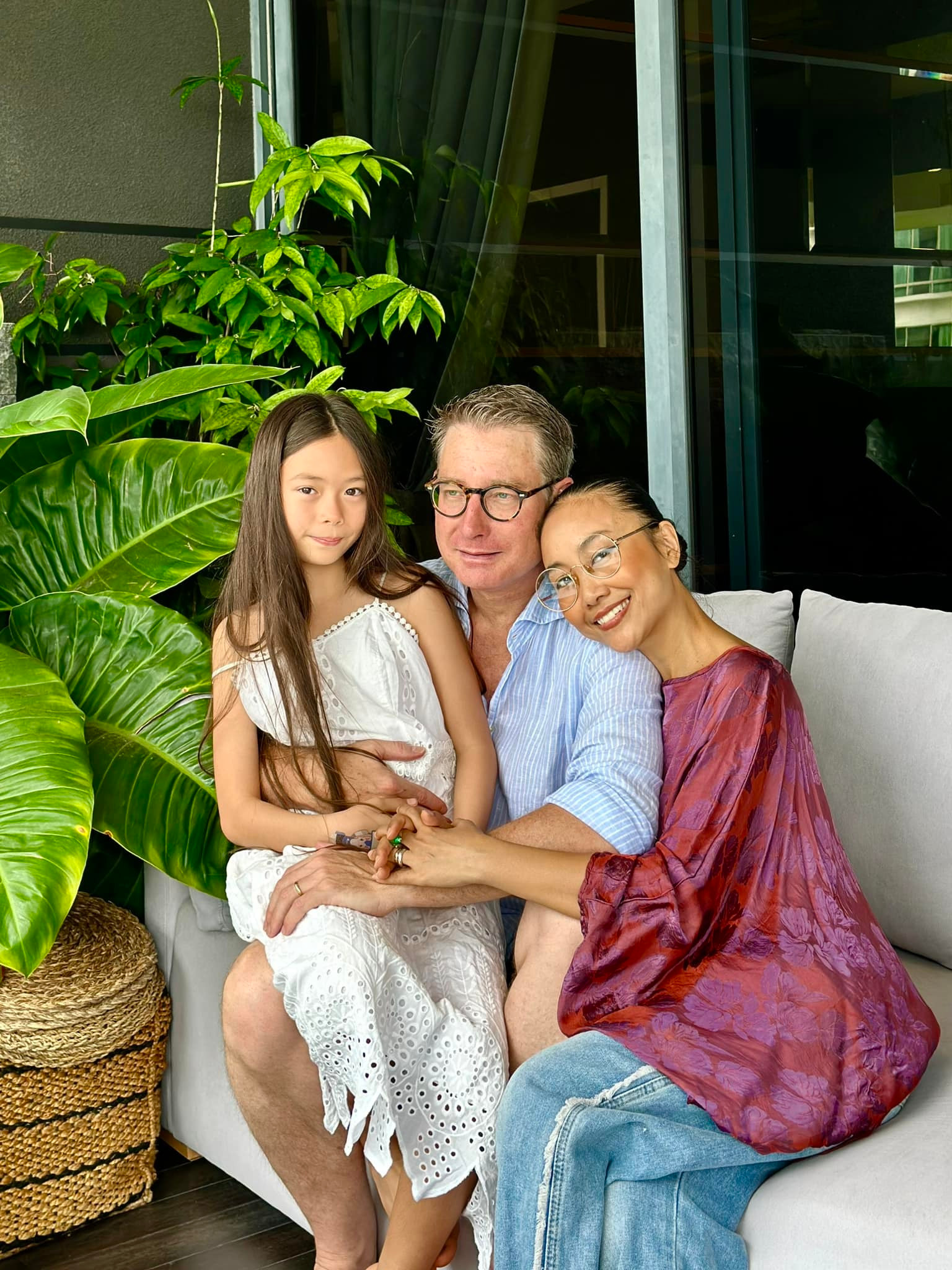 Sao Việt 26/11: Con gái Vũ Linh đẹp rạng rỡ, Khánh Thi hạnh phúc bên 3 con - 3