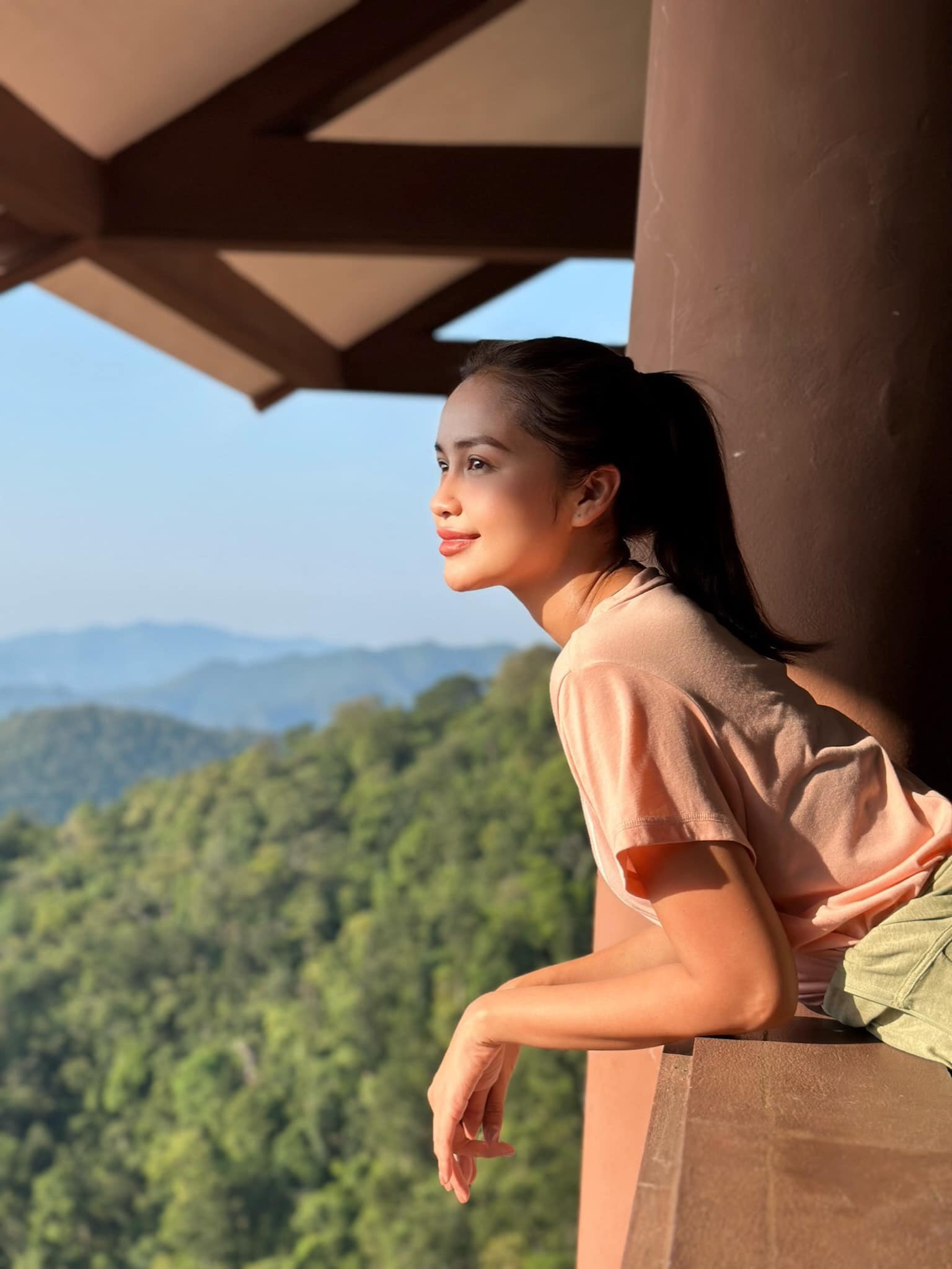 Sao Việt 26/11: Con gái Vũ Linh đẹp rạng rỡ, Khánh Thi hạnh phúc bên 3 con - 9