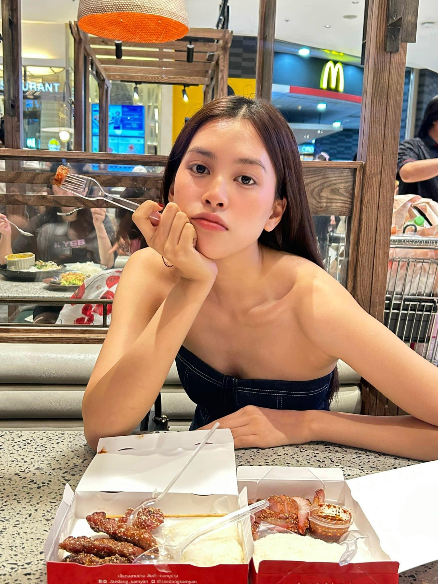 Sao Việt 26/11: Con gái Vũ Linh đẹp rạng rỡ, Khánh Thi hạnh phúc bên 3 con - 4