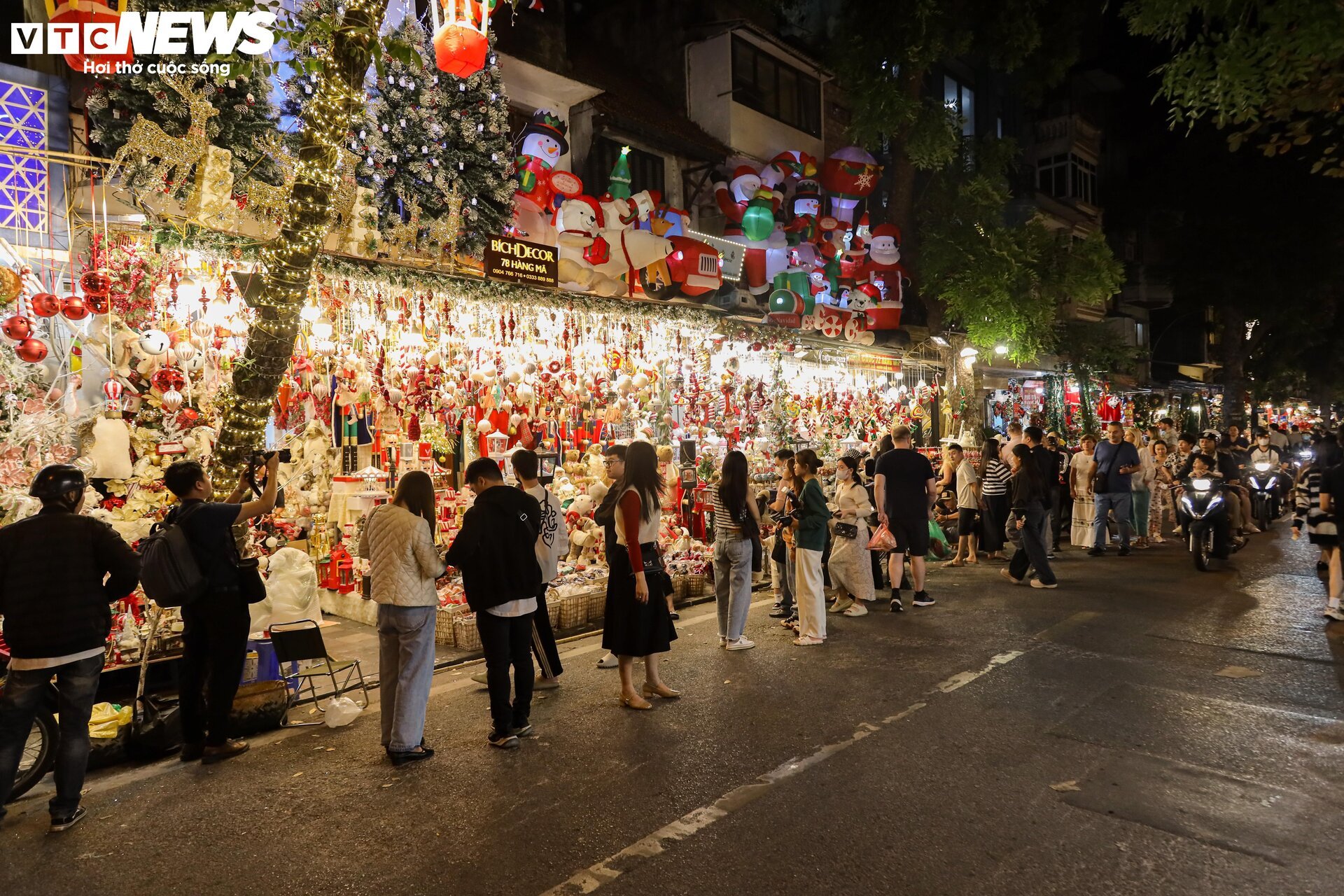 Đồ trang trí Noel 2023 bán tràn ngập, phố Hà Nội rực rỡ sắc màu - 1