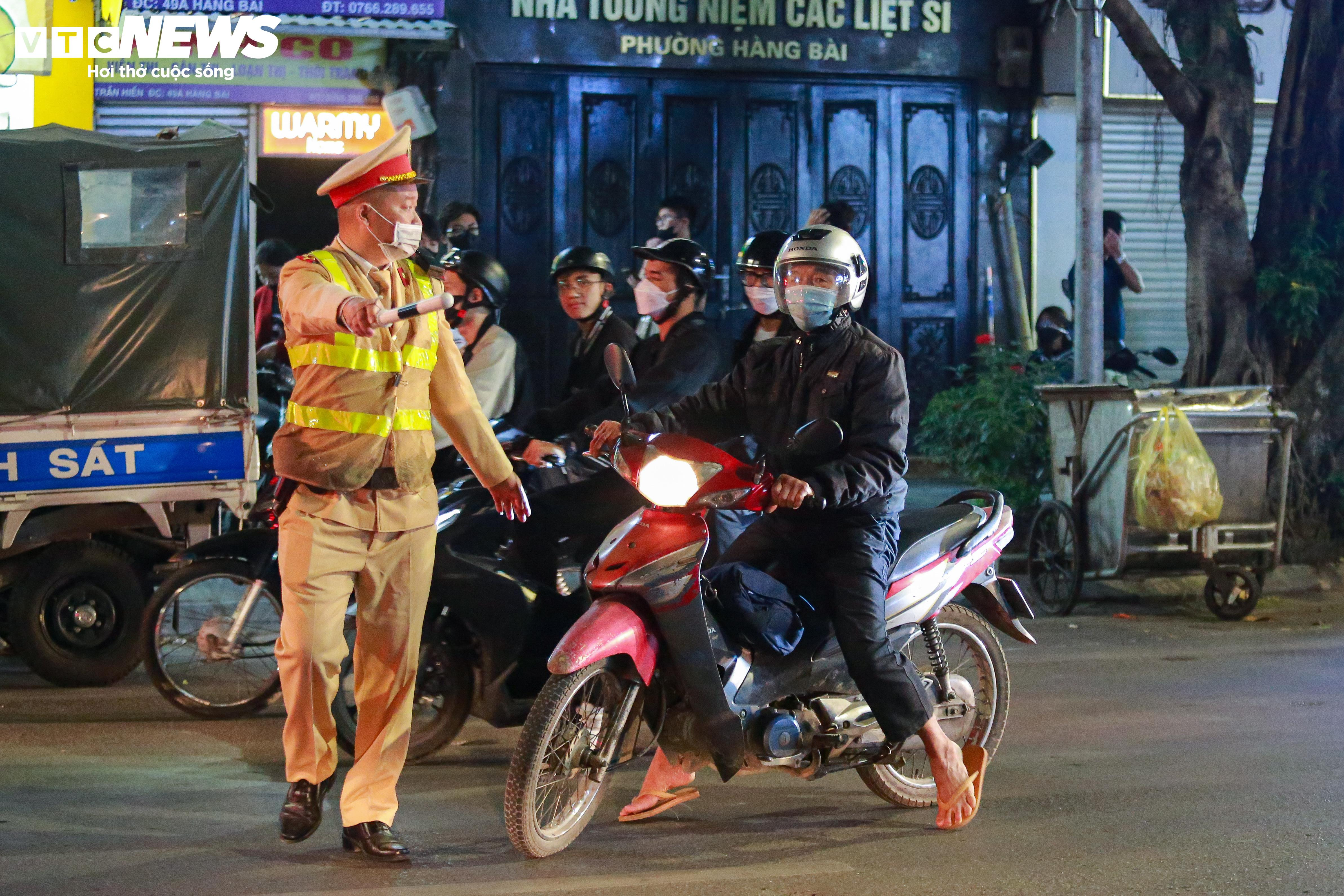 Vi phạm nồng độ cồn gấp 3 lần mức kịch khung, tài xế nói vẫn còn tỉnh táo - 17