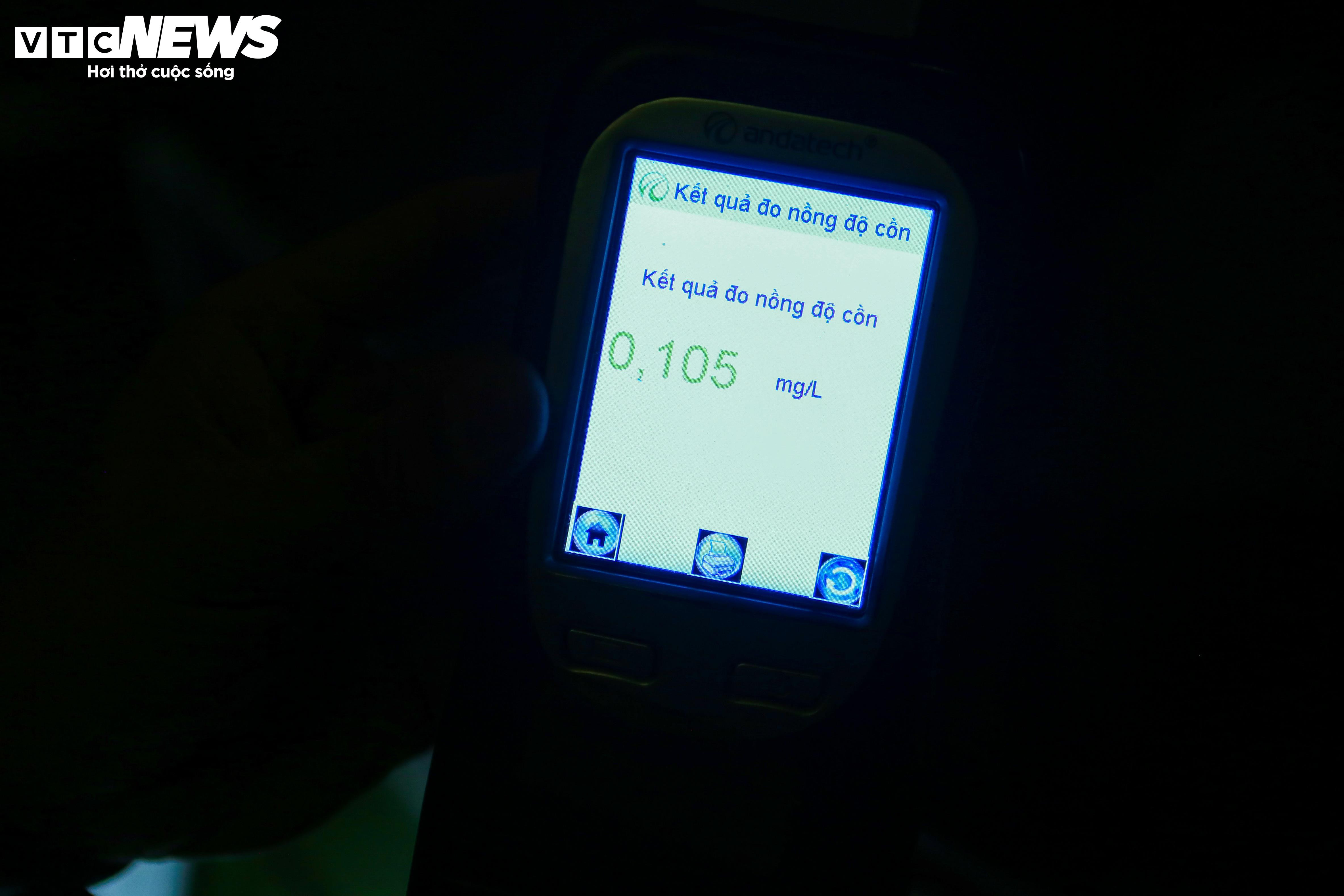 Vi phạm nồng độ cồn gấp 3 lần mức kịch khung, tài xế nói vẫn còn tỉnh táo - 5