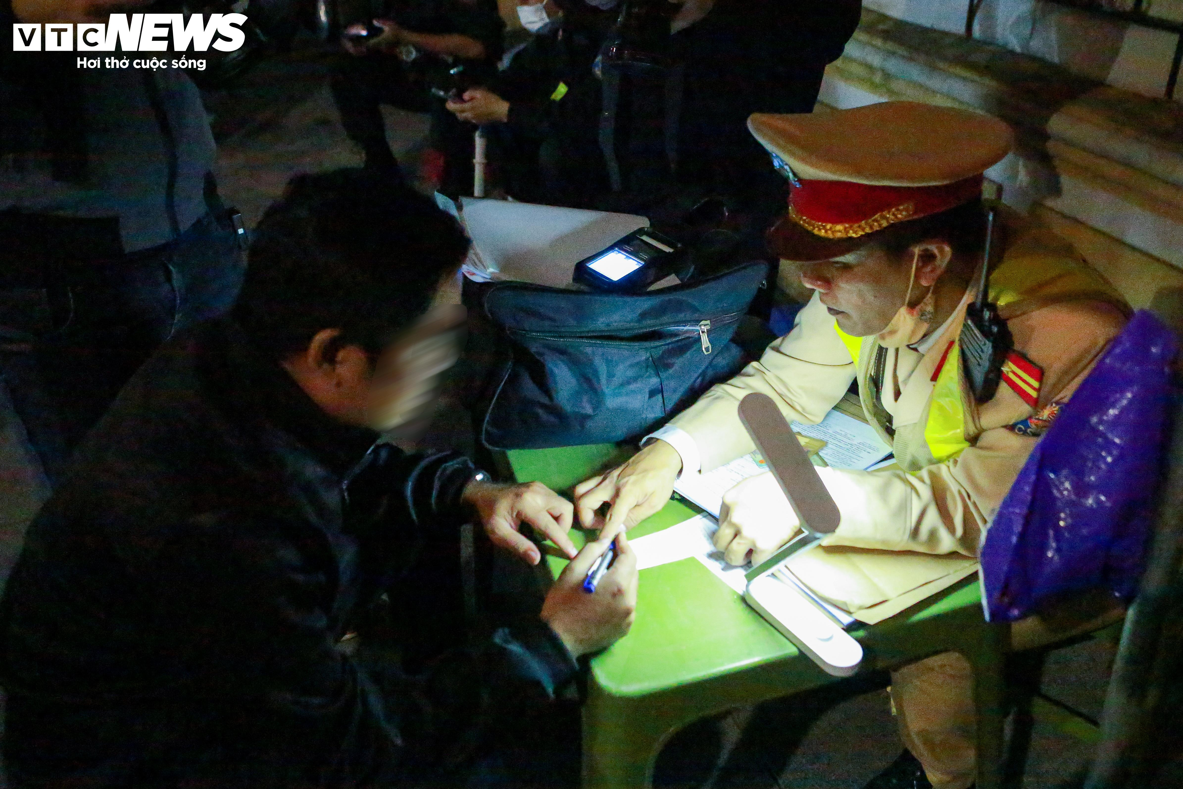 Vi phạm nồng độ cồn gấp 3 lần mức kịch khung, tài xế nói vẫn còn tỉnh táo - 4