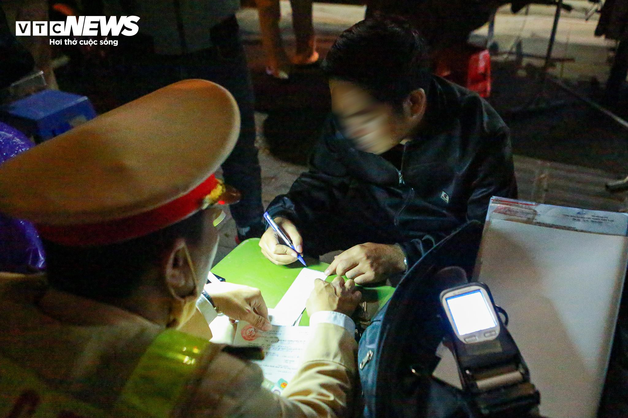 Vi phạm nồng độ cồn gấp 3 lần mức kịch khung, tài xế nói vẫn còn tỉnh táo - 6