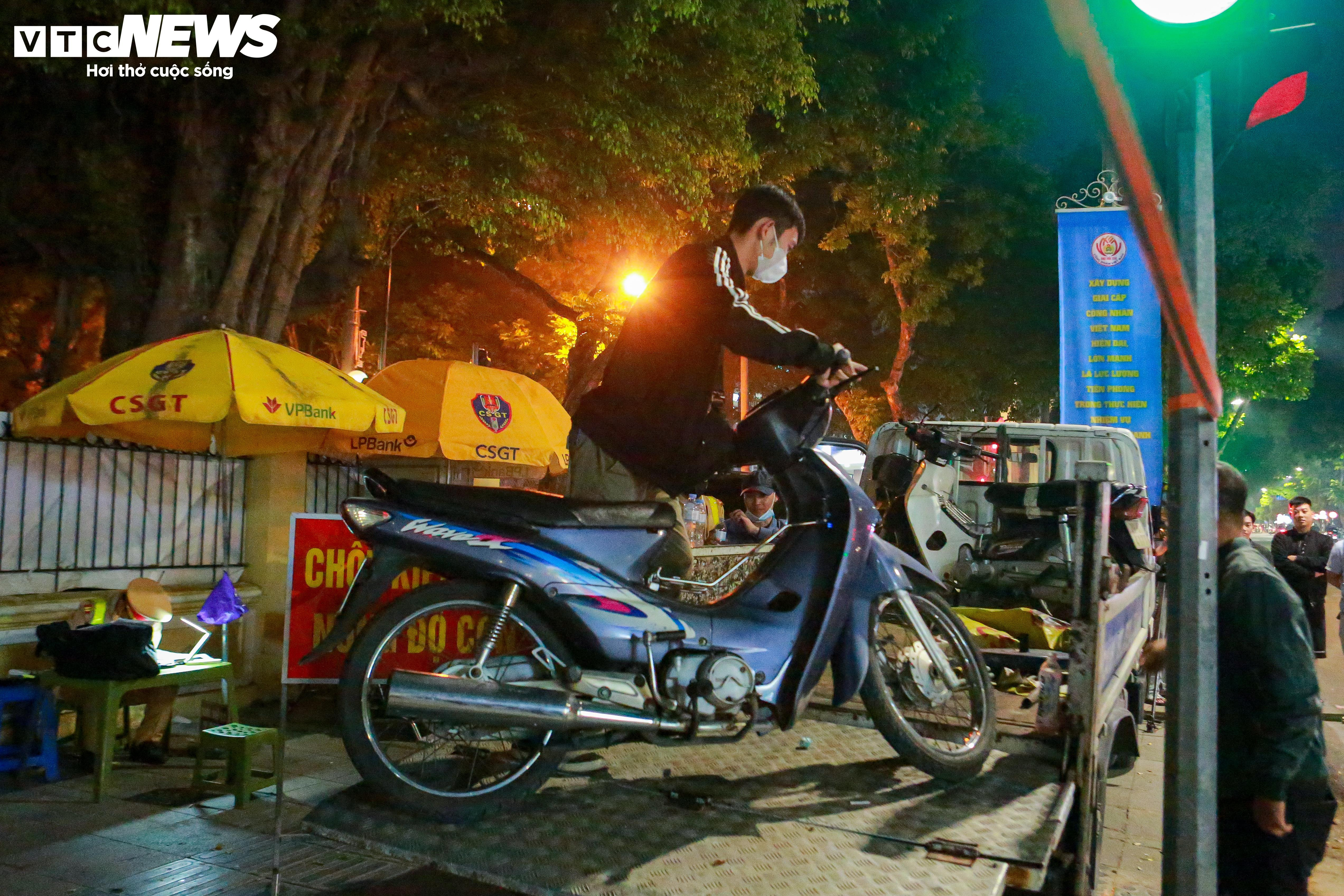 Vi phạm nồng độ cồn gấp 3 lần mức kịch khung, tài xế nói vẫn còn tỉnh táo - 16