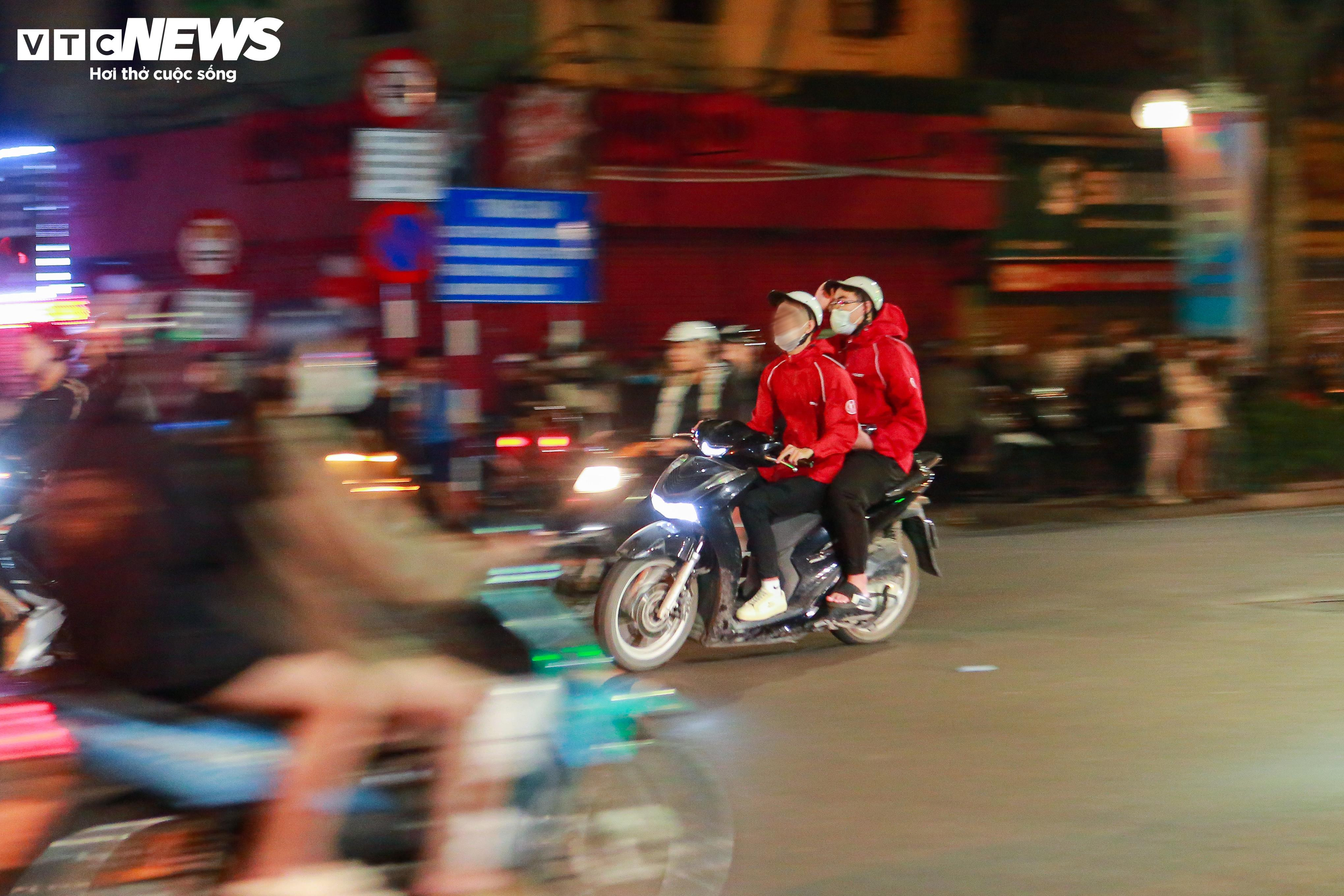 Vi phạm nồng độ cồn gấp 3 lần mức kịch khung, tài xế nói vẫn còn tỉnh táo - 12