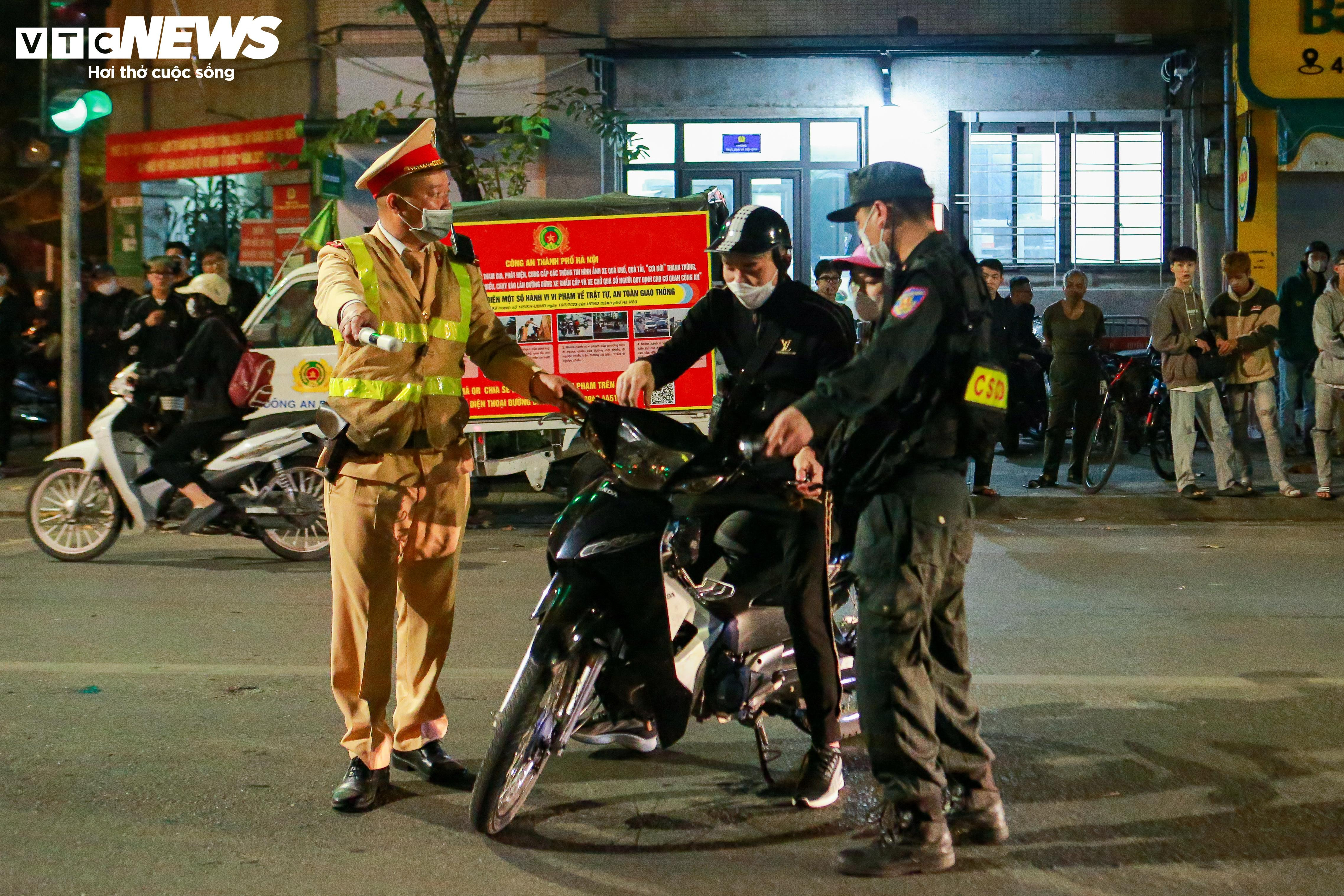 Vi phạm nồng độ cồn gấp 3 lần mức kịch khung, tài xế nói vẫn còn tỉnh táo - 10