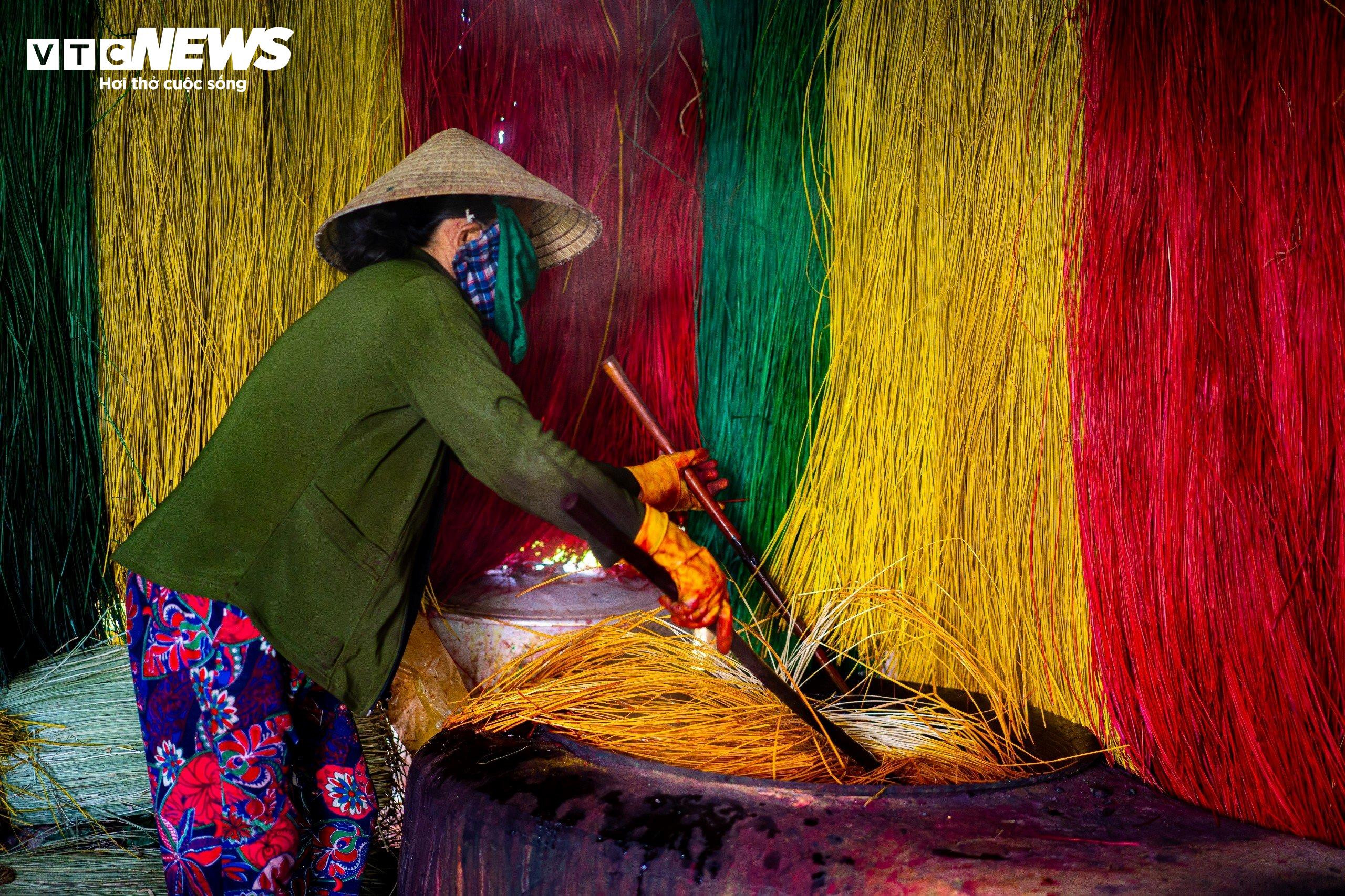 Nụ cười 'tỏa nắng' của những người phụ nữ giữ chiếu cói Phú Tân mãi tươi màu - 10