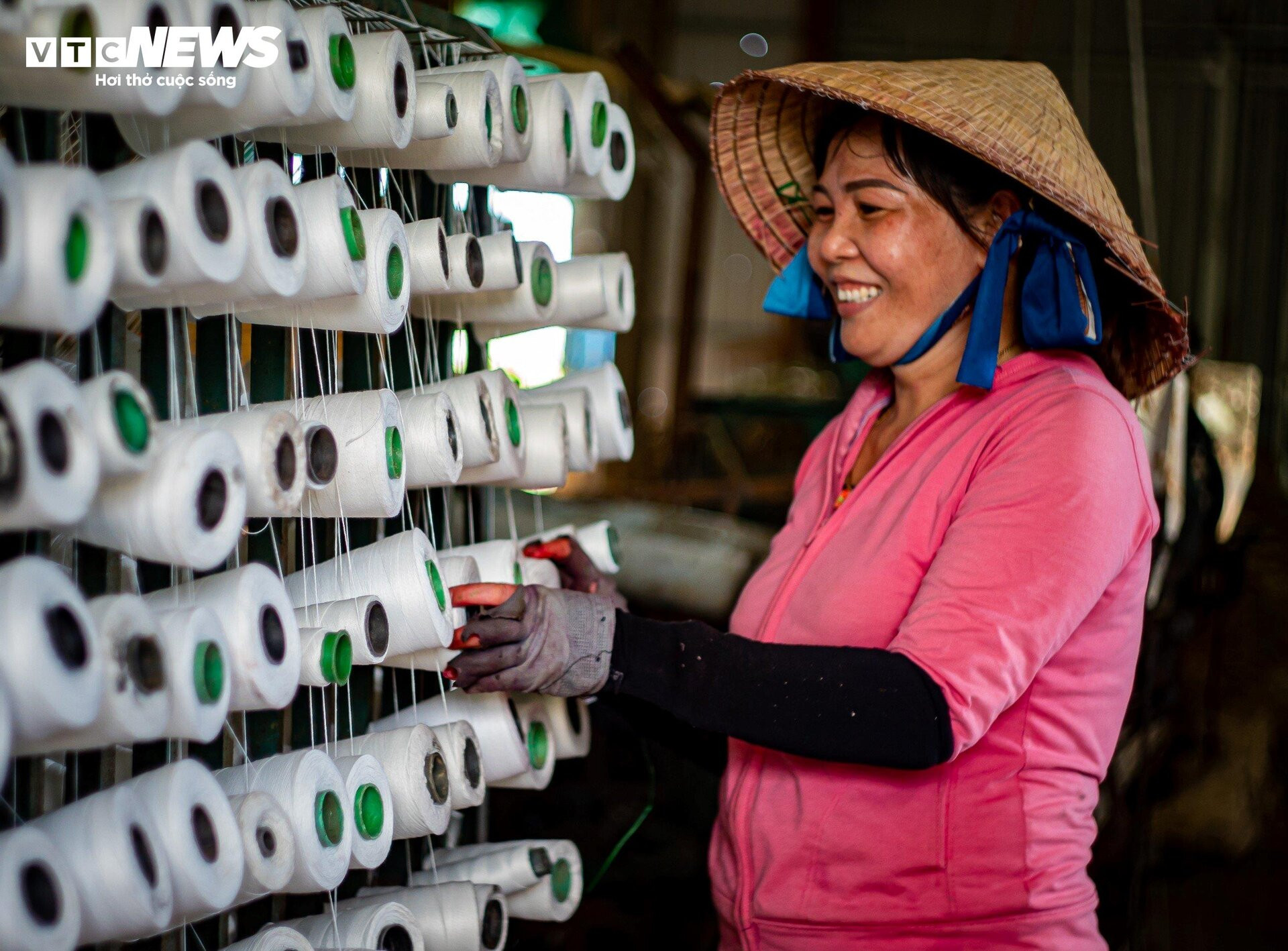 Nụ cười 'tỏa nắng' của những người phụ nữ giữ chiếu cói Phú Tân mãi tươi màu - 7