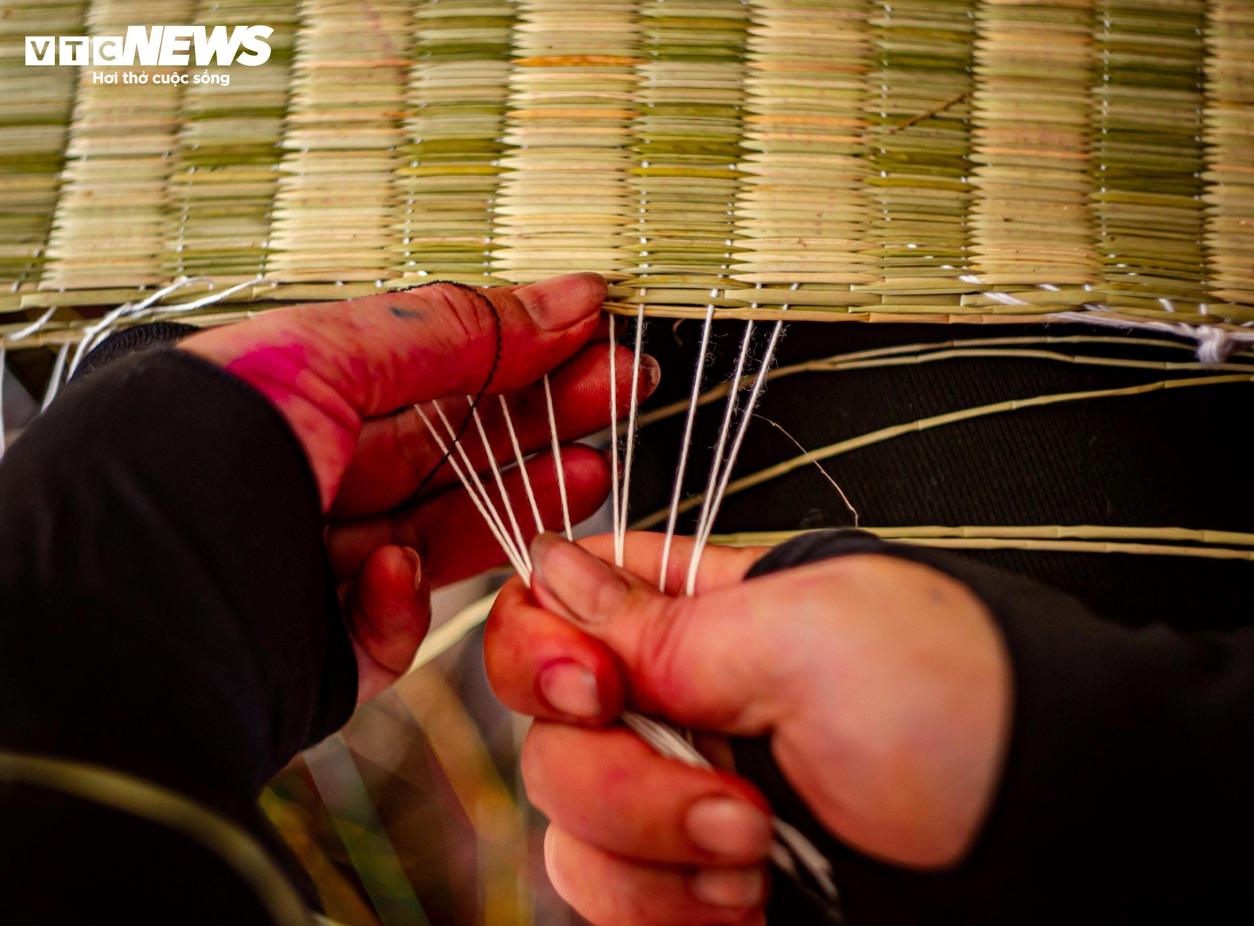 Nụ cười 'tỏa nắng' của những người phụ nữ giữ chiếu cói Phú Tân mãi tươi màu - 9