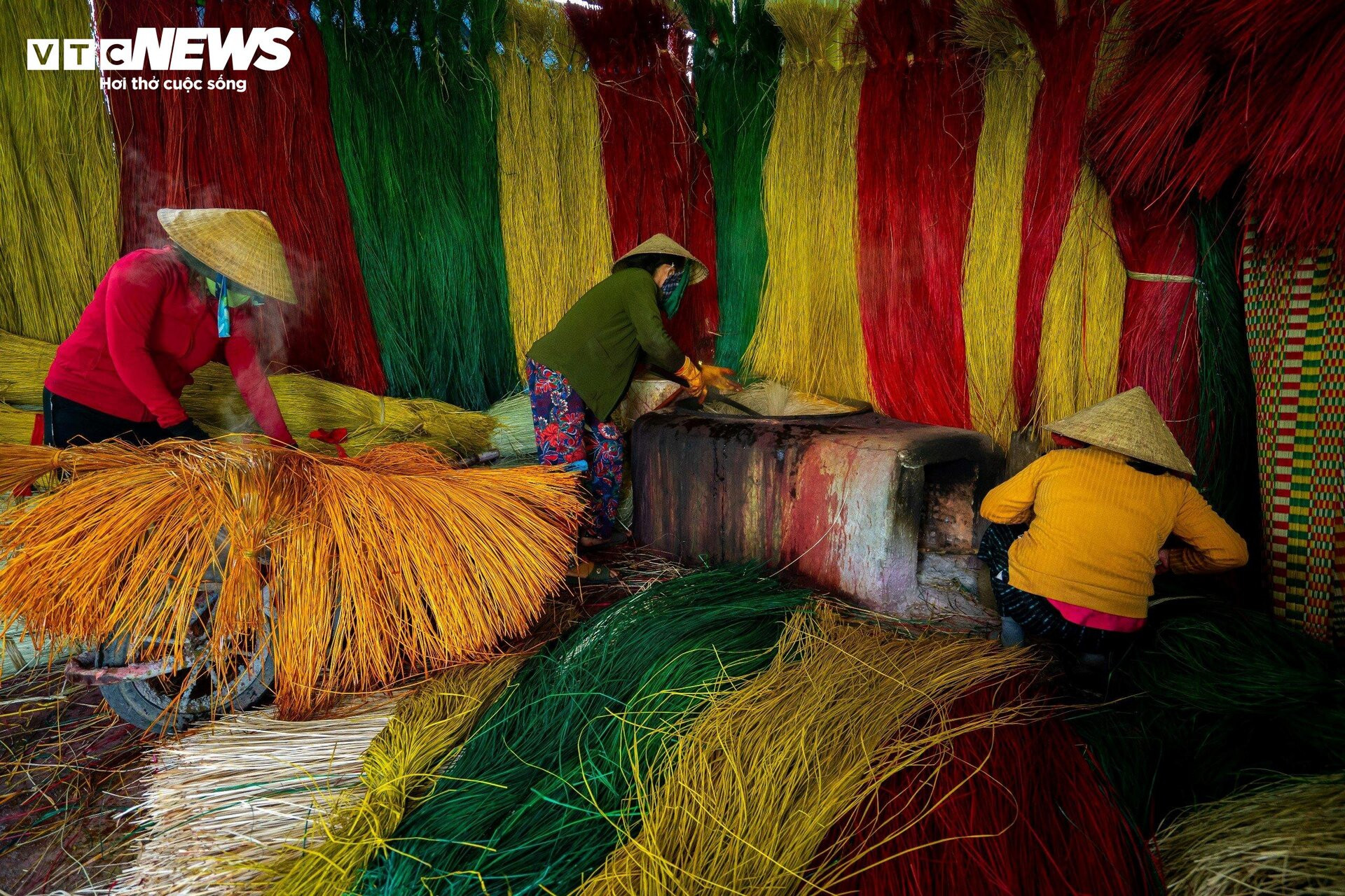 Nụ cười 'tỏa nắng' của những người phụ nữ giữ chiếu cói Phú Tân mãi tươi màu - 2