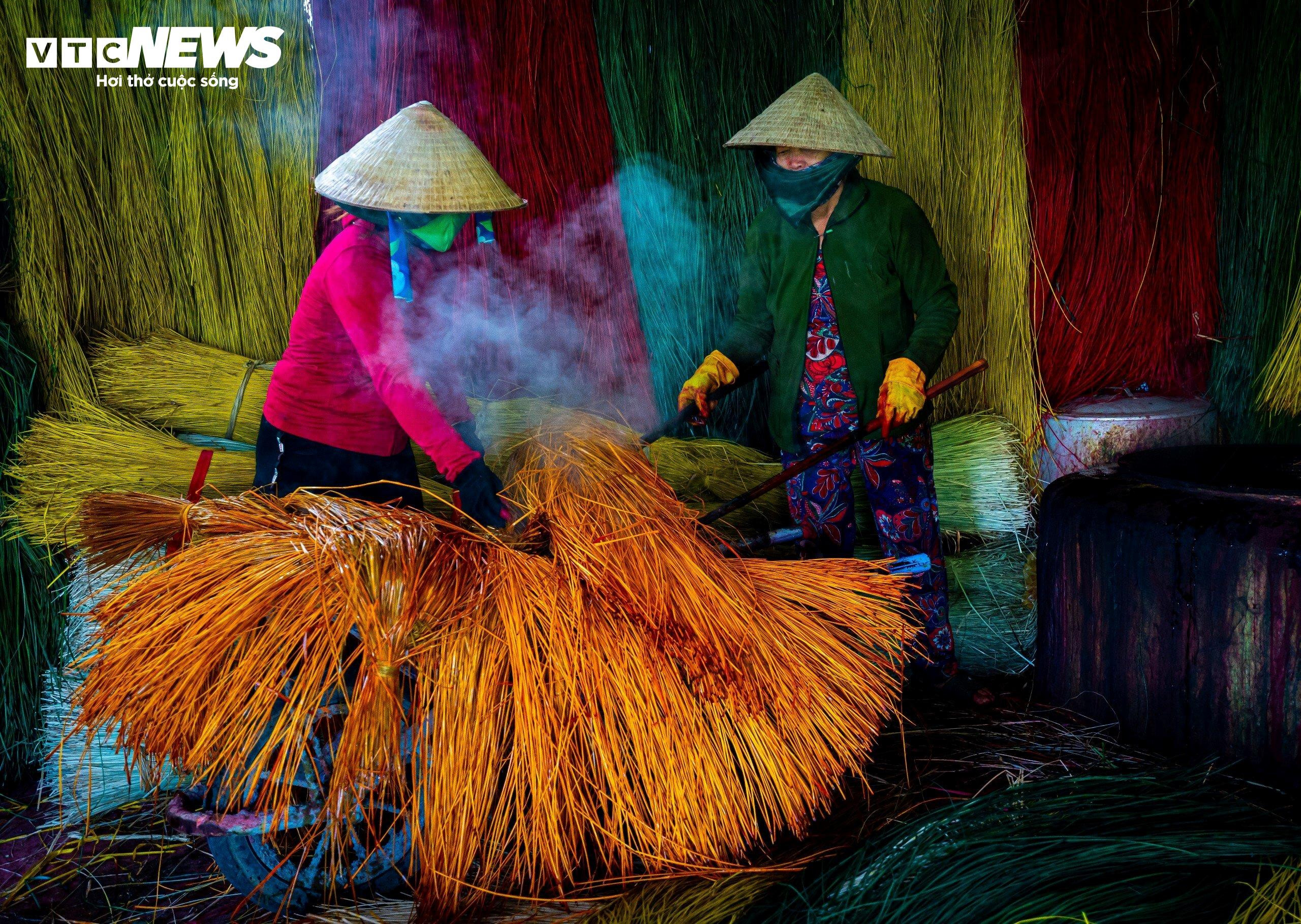 Nụ cười 'tỏa nắng' của những người phụ nữ giữ chiếu cói Phú Tân mãi tươi màu - 8